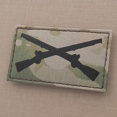 Parche insignia de rifles cruzados de infantería del ejército de EE. UU. (IR, Multicam)