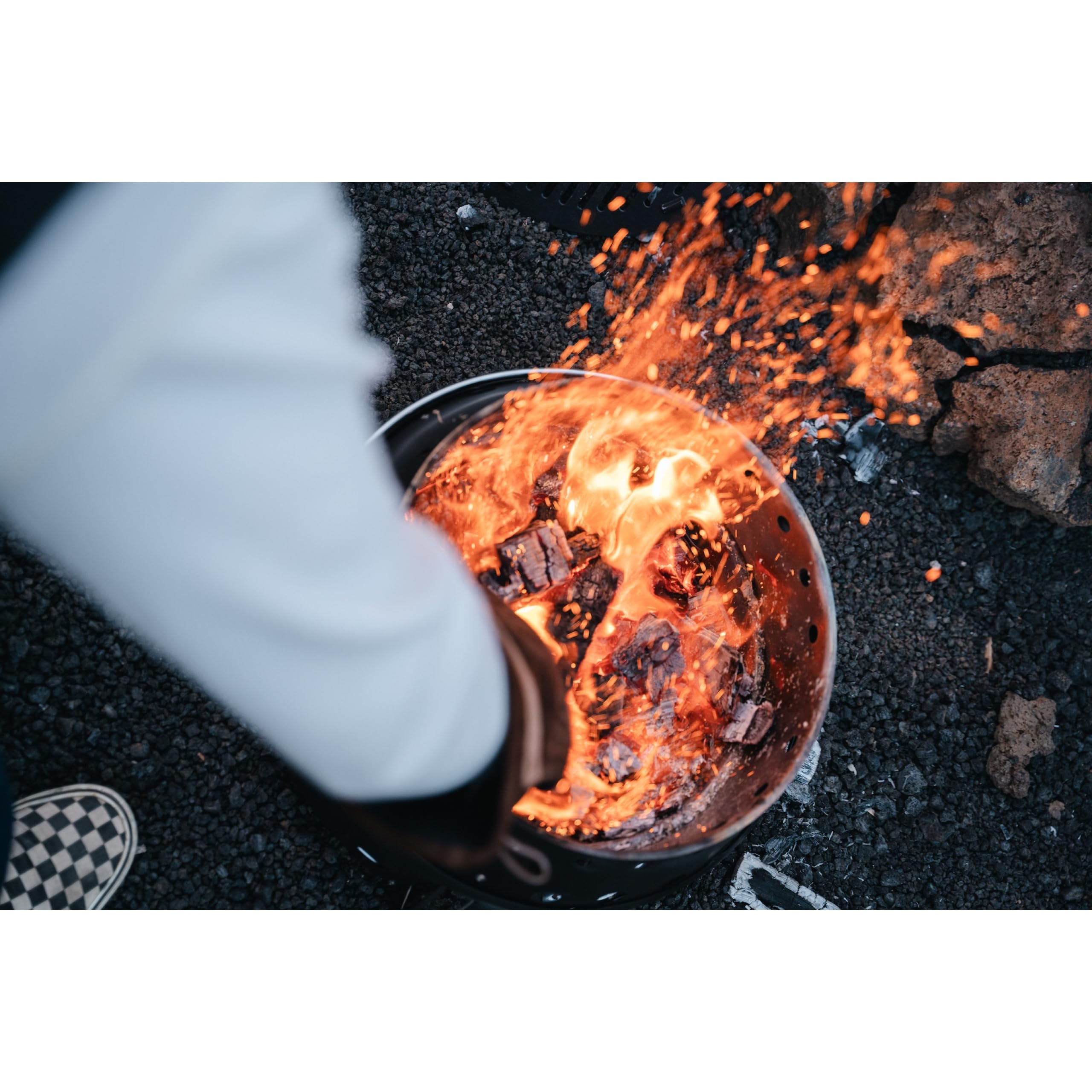 Petromax Atago Black Edition – 4-in-1 Mobiler Grill, Feuerschale, Ofen & Herd | In 2 Sek. einsatzbereit | Inkl. emailliertem Gussgrillrost | Klappbar & Ultramobil | Mattschwarz