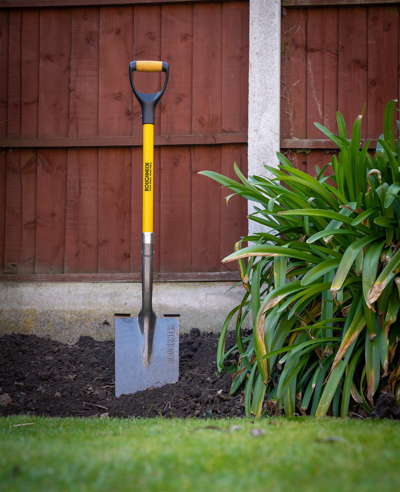 Vanga da scavo Roughneck 1070 mm (42") – Lama in acciaio al carbonio, attacco rinforzato, manico in fibra di vetro, battistrada antiscivolo per giardinaggio e paesaggistica