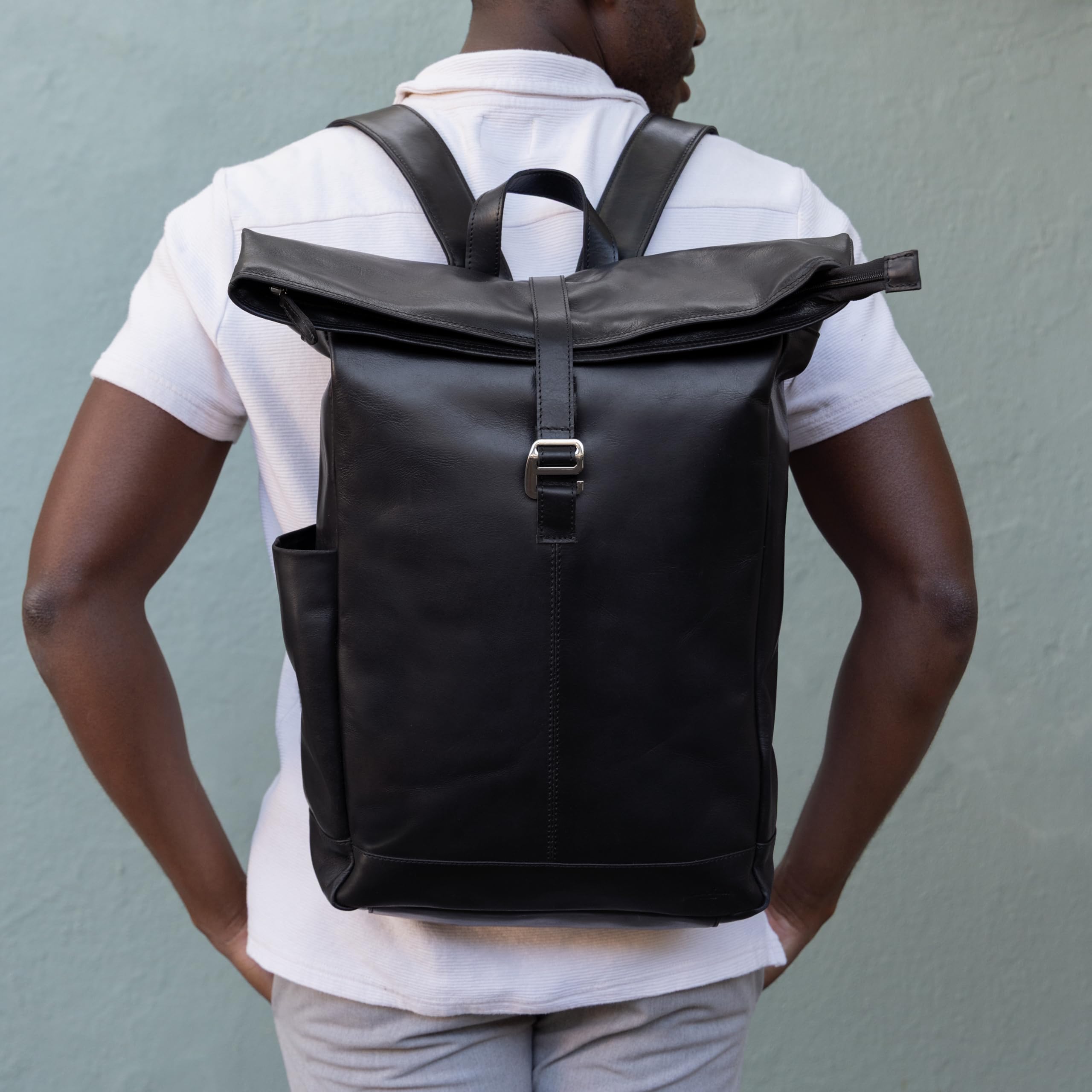 Gusti Leder Rolltop-Rucksack Bendik, Schwarz, Rindsleder, Laptopfach, AirTag-Fach, 9x61x41 cm