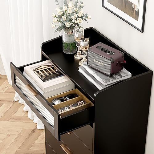 Miniatura 9 de HOSTACK Cómoda moderna de 5 cajones, cómoda alta blanca con asas doradas, armario de almacenamiento de madera con valla anticaída y vidrio acanalado