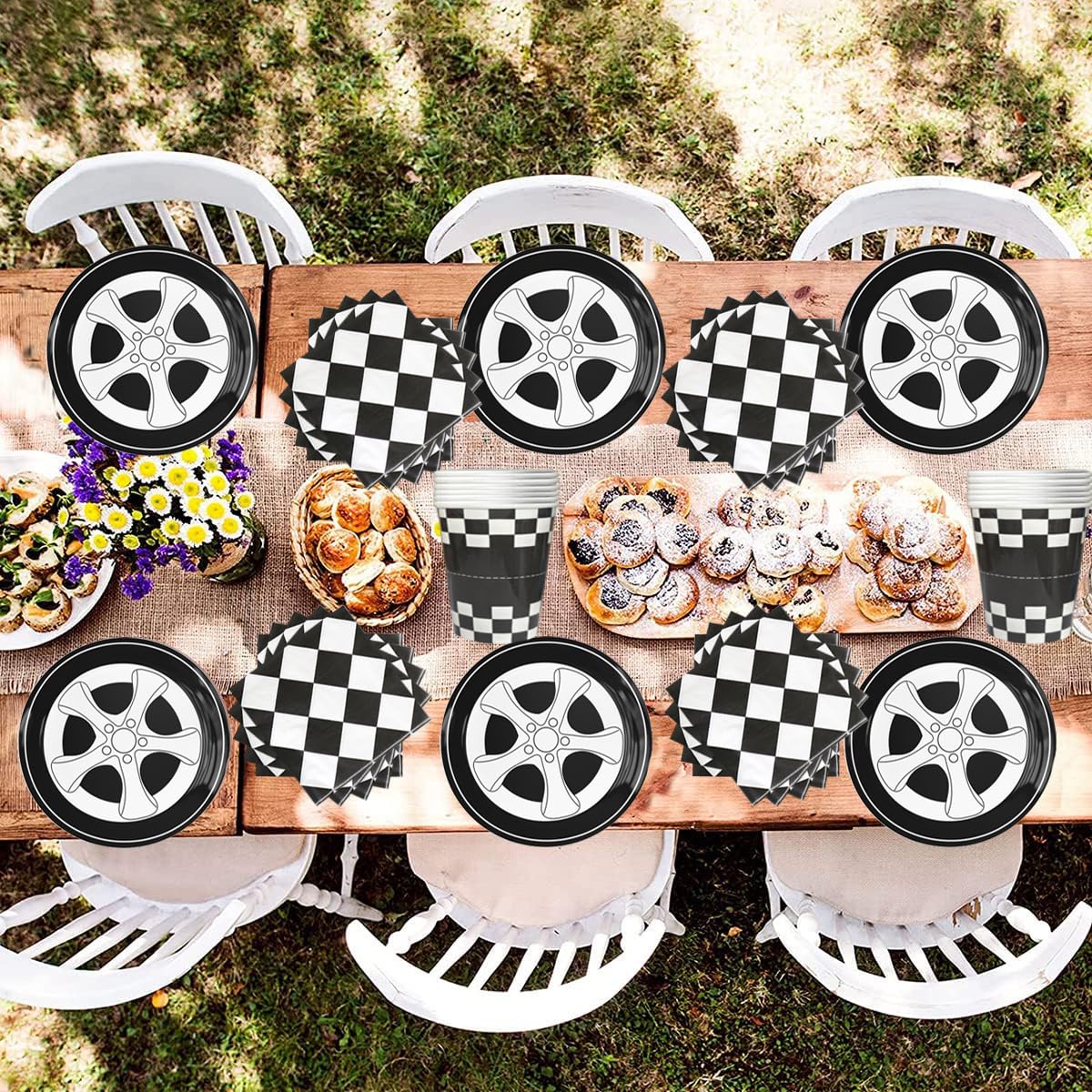 Auto da corsa Stoviglie per feste, 61 pezzi Tyre Stoviglie per compleanni per bambini, Tema delle corse Set di piatti di carta per feste, Compresi bicchieri, tovaglioli e tovaglie
