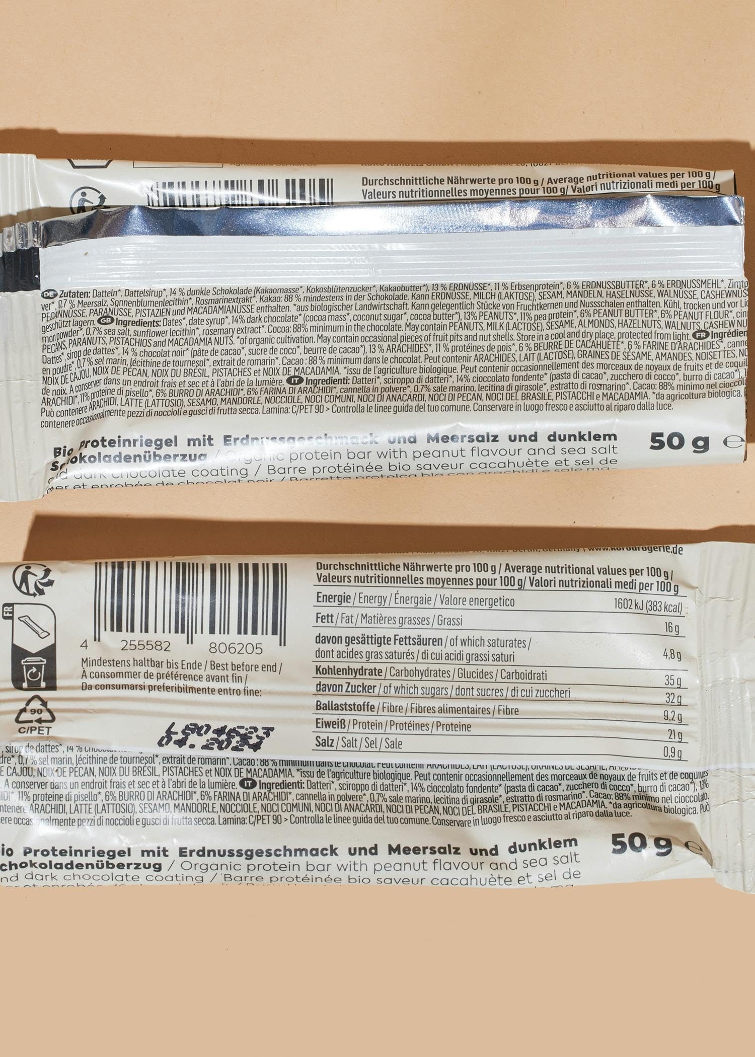 KoRo - Barretta proteica vegan Salty Peanut bio 12 x 50 g - Combinazione di arachidi e sale marino - Ricoperta di cioccolato fondente - Ricca di proteine e fibre