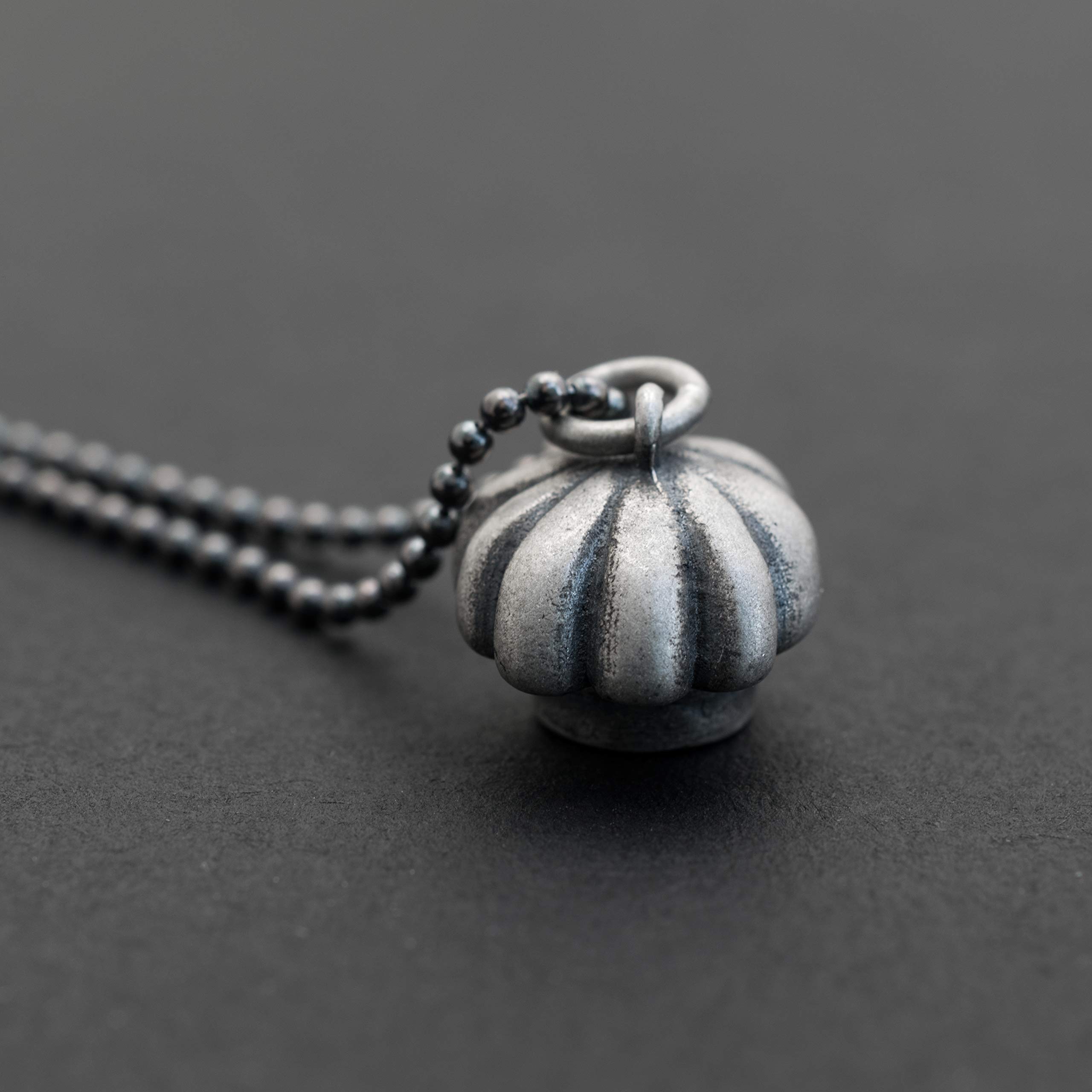 Męski wisiorek czapka kucharska z oksydowanego srebra próby 925 o aksamitnej powierzchni - Kulinarny symbol dla mistrzów kuchni i pasjonatów gotowania - Handmade by Emmanuela