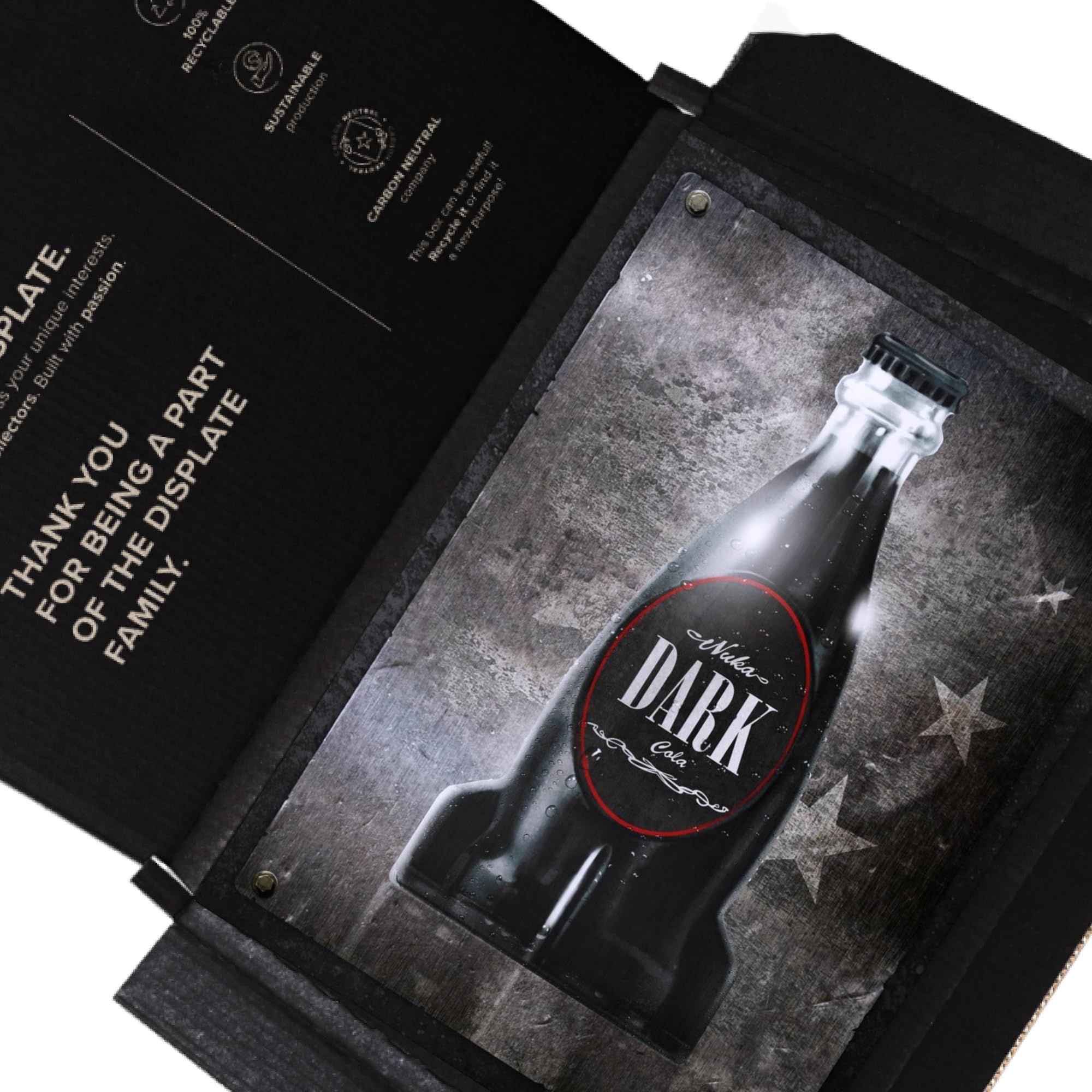 Displate – Poster in metallo – Montaggio magnetico – Fallout – Nuka Cola Dark – Dimensione L – 67,5 x 48 cm