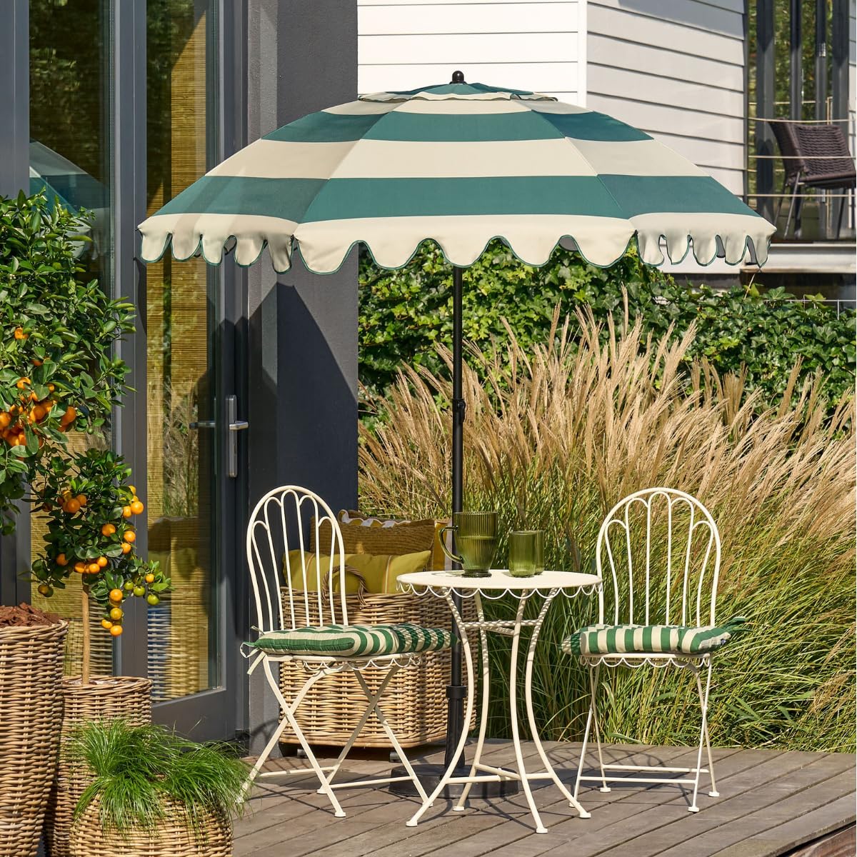 MICA Decoration Neigbarer Sonnenschirm mit Rüschen - Stockschirm 238 x Ø195 cm - Garten oder Balkon Sonnenschutz - Polyester, Stahl - Terra