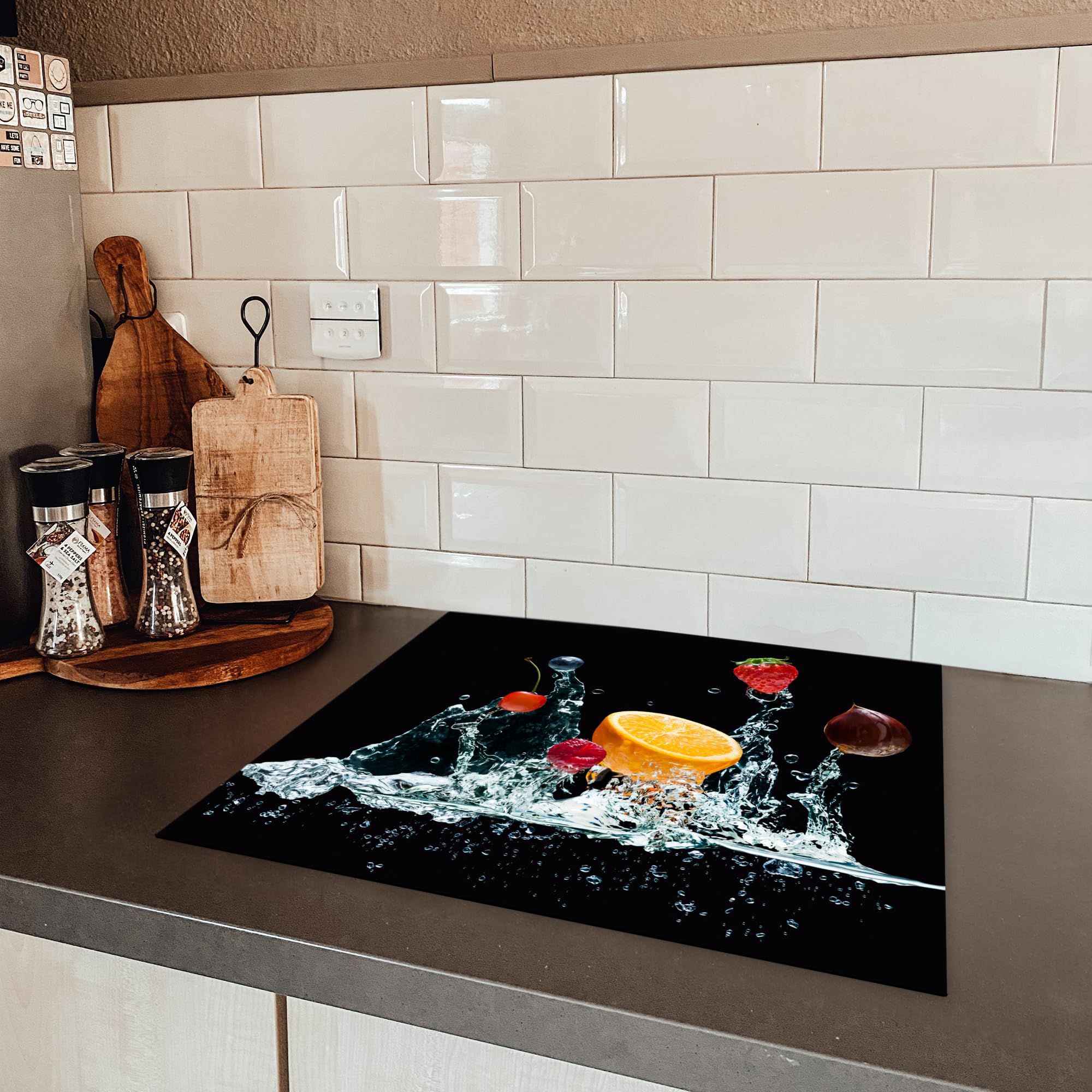 KitchenYeah© Herdabdeckplatte Einteilig Küche Ceranfeld Abdeckplatte Cerankochfeld Abdeckung Induktionskochfeld Schutzmatte Wasser - Obst - Orange - Erdbeeren - Kirsche - Schwarz - 60x52 cm