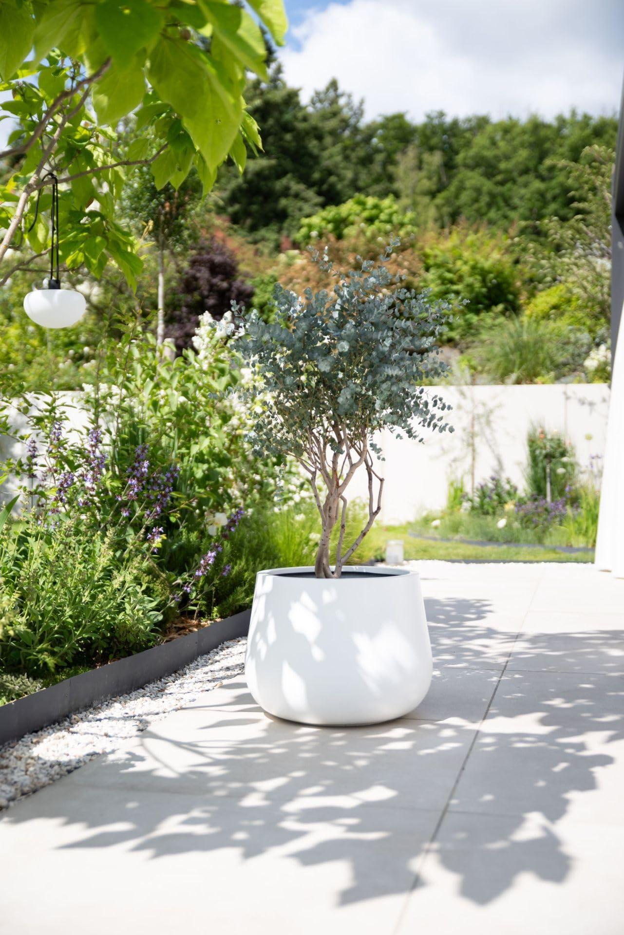 VIVANNO Blumentopf Pflanztopf Fiberglas GIRAR - Weiß Frostsicher 37 cm | Runder Pflanzkübel für Innen und Außen, Wetterfest in Matt Weiß, moderner Übertopf für Terrasse, Balkon und Wohnzimmer