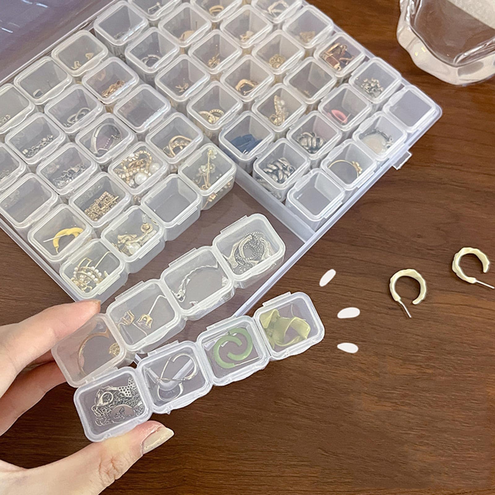 YCTTKDD Bandeja de joyería Estuche de Almacenamiento de aretes Organizador de Joyas fácil de Transportar Solución de Almacenamiento para aretes y Anillos pequeños Caja compacta para aretes