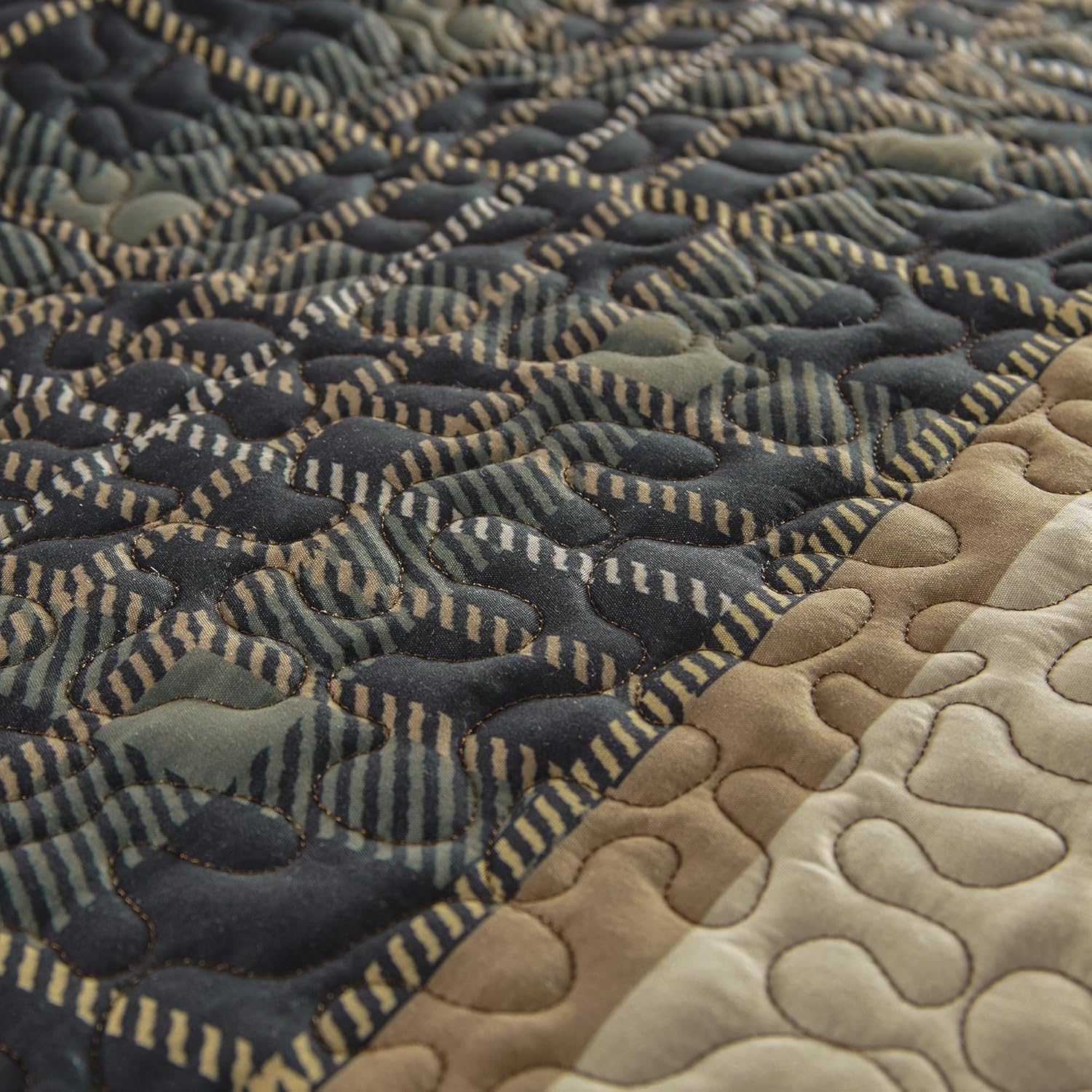 Donna Sharp King Quilt - Bear Walk Plaid Lodge Quilt with Bear Pattern - Machine Washable