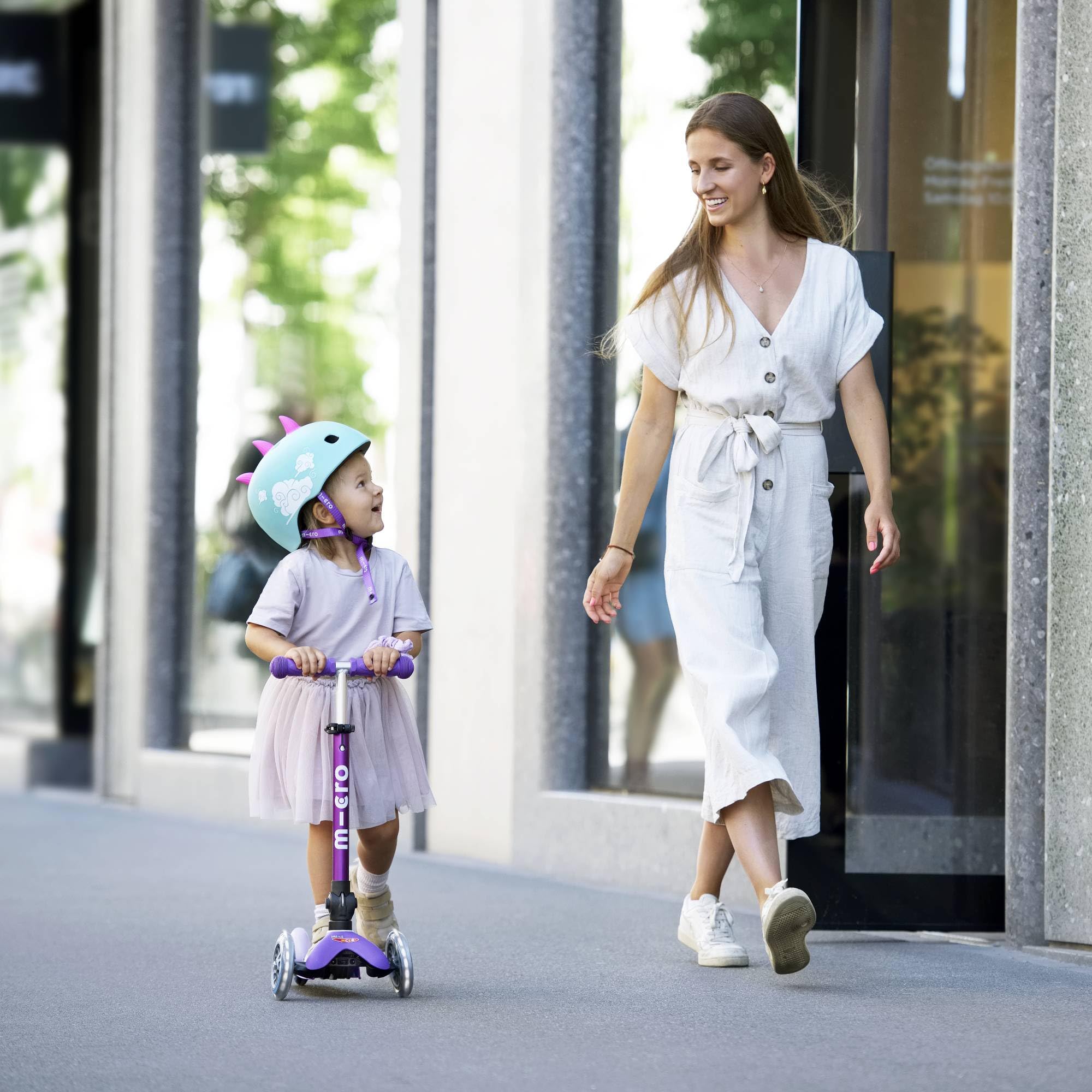 Micro Kickboard | Mini patinete plegable LED para niños de 2 a 5 años | Niños de hasta 110 libras | Diseño de 3 ruedas de inclinación para dirigir | Barra en T ajustable | Paseo suave, ruedas LED de