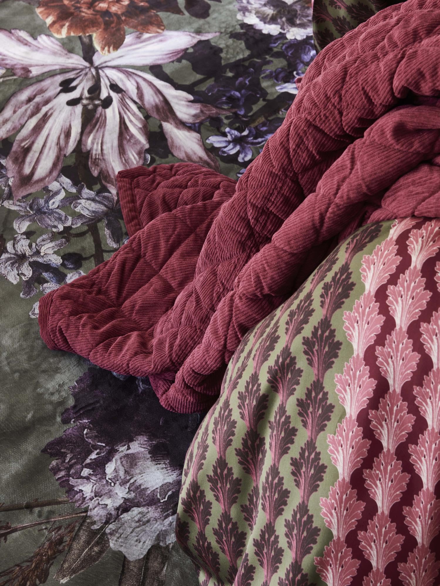 ESSENZA Bettwäsche Tesse Cherry red, 155x220 + 1x 80x80 cm - 100% Baumwollsatin 210TC - Fantasy