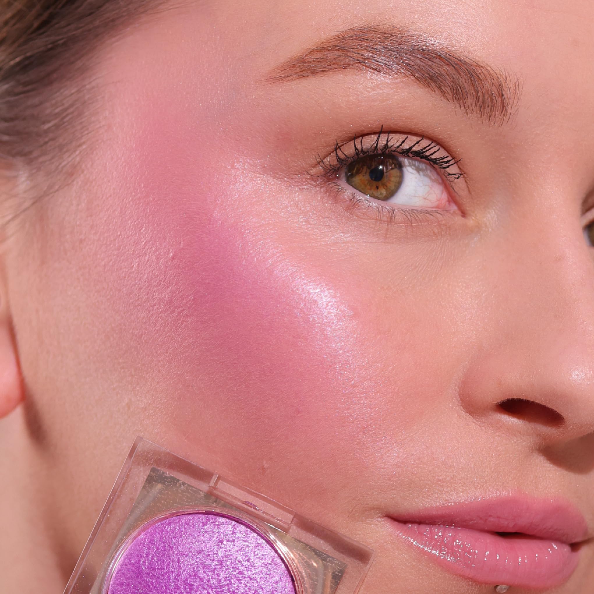 Rewolucja, Beam Bright Blush, Blush Poudre Facile à Estomper & Modulable, Effet Lumière pour Joues Radieuses, Végan & Sans Cruauté, Lick of Lilac