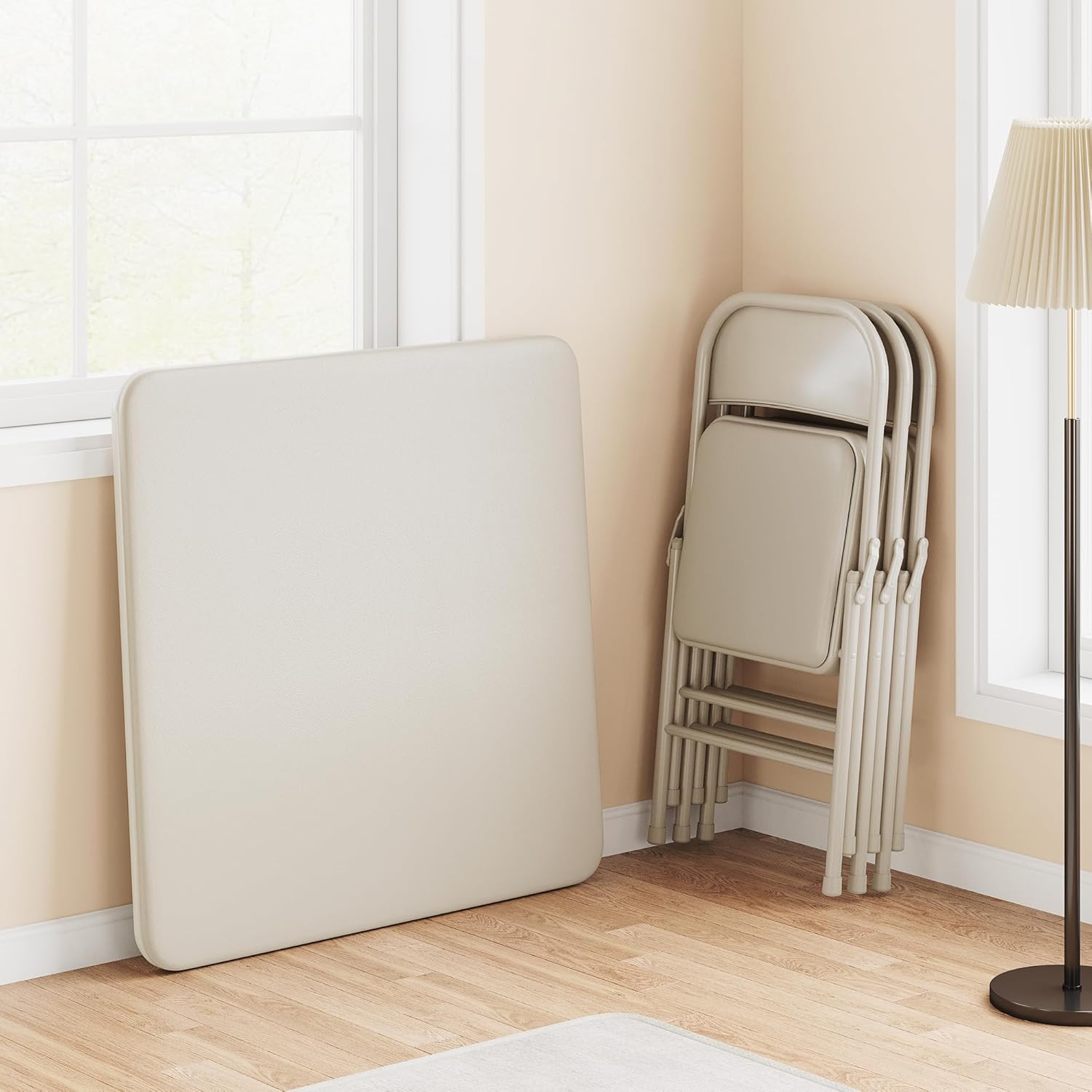 ഭിത്തിയോട് ചേർന്ന് ഒതുക്കി വച്ചിരിക്കുന്ന ഗാമോൺ മേശയും കസേരകളും മടക്കിവെച്ചിരിക്കുന്നു.