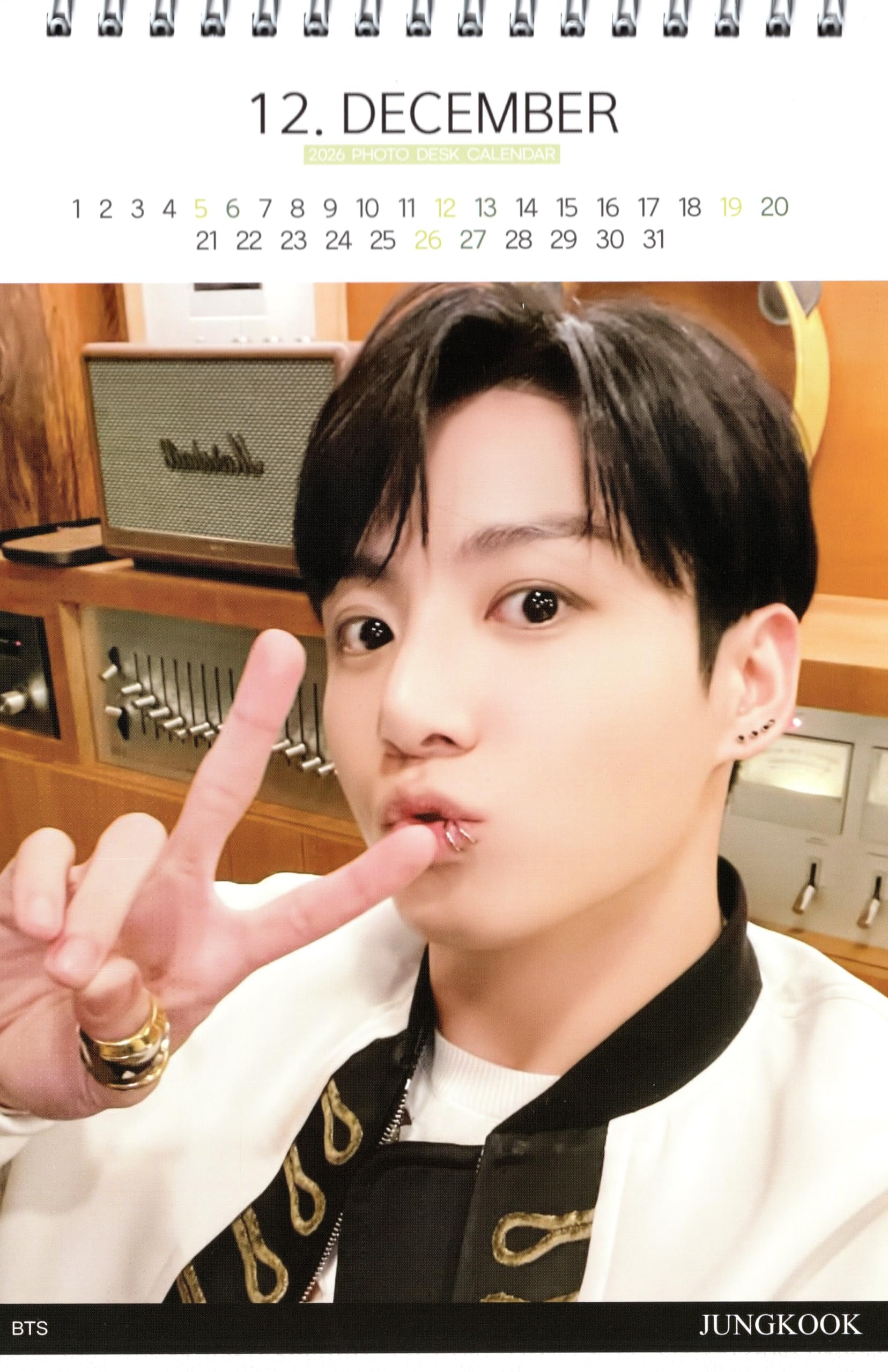 Amazon.co.jp: ジョングク グッズ 卓上 カレンダー (写真集 カレンダー