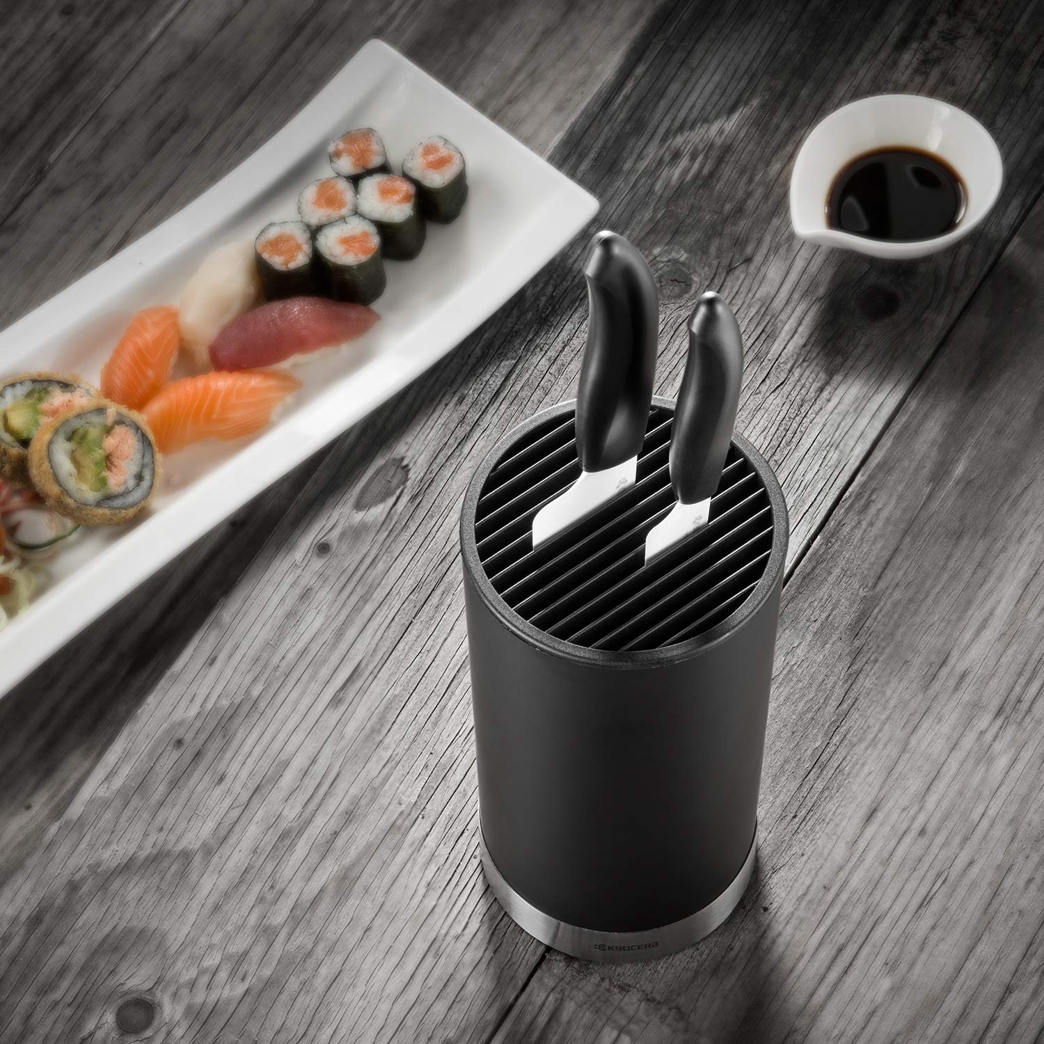 Set de Couteaux en céramique Kyocera avec Couteau Universel 11 cm, Couteau Santoku 14 cm et Bloc de Couteaux Rond pour 8 Couteaux, Lame en céramique zircone, rectifiée à la Main, KB-RD BK 2KN EU