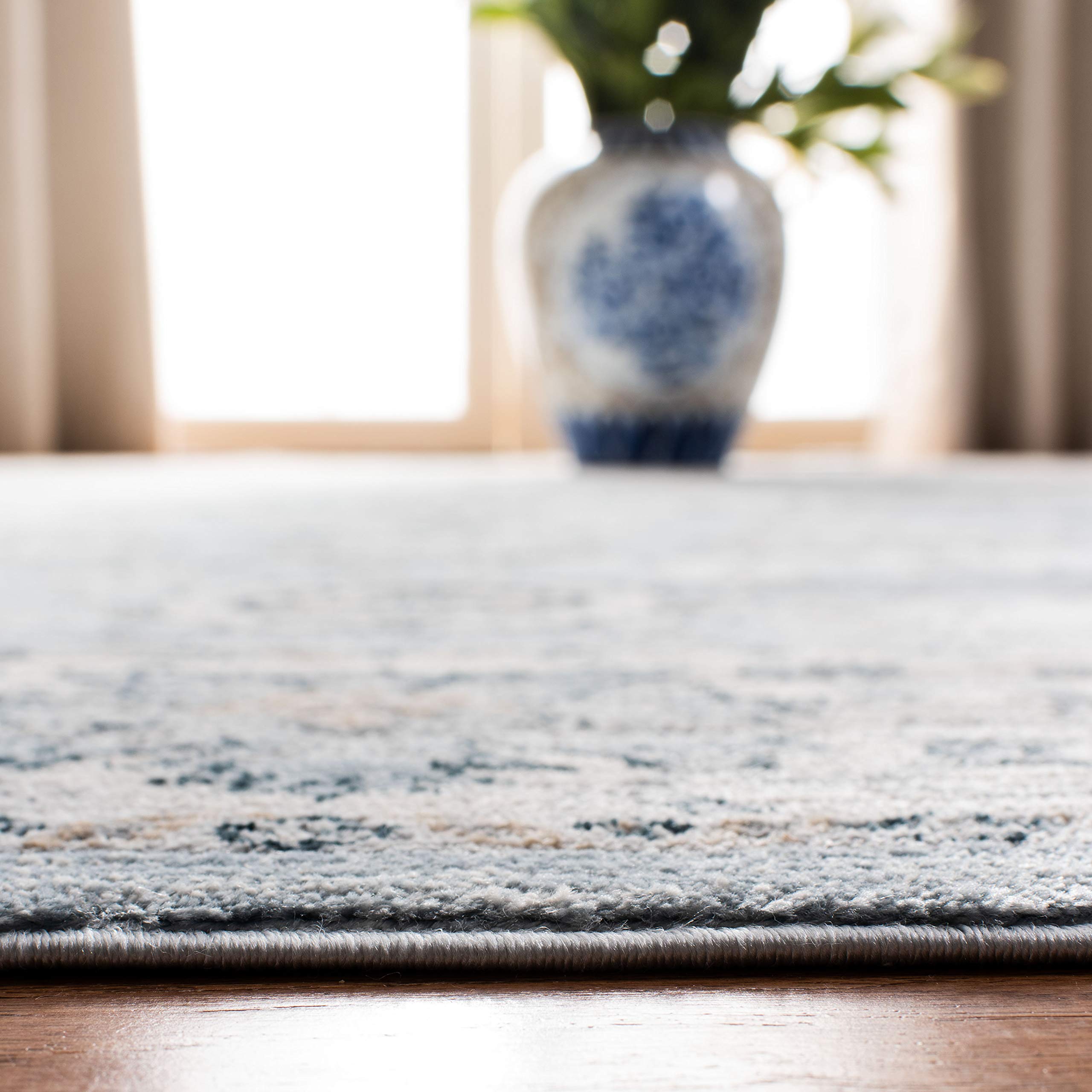 SAFAVIEH Tapis Traditionnel pour Salon, Salle à Manger, Chambre à Coucher - Isabella Collection, Tapis à Poil Court, Bleu Clair et crème, 122 X 183 cm