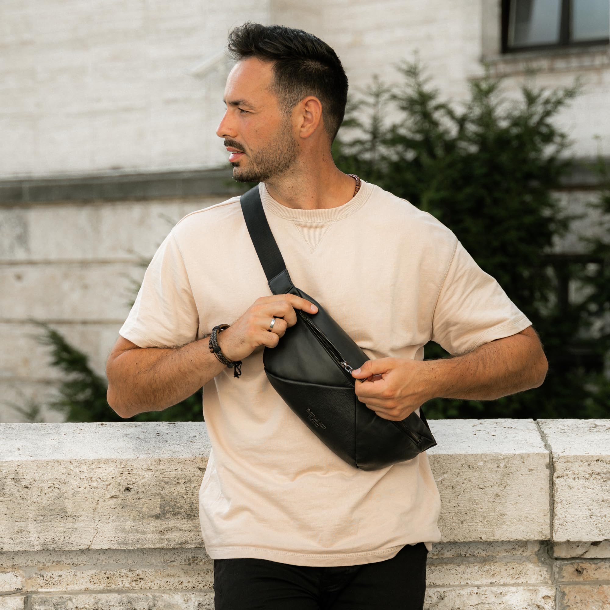 Berliner Bags Premium Bauchtasche Feline, Umhängetasche aus Leder, Crossbody Tasche, Gürteltasche für Damen und Herren - Schwarz