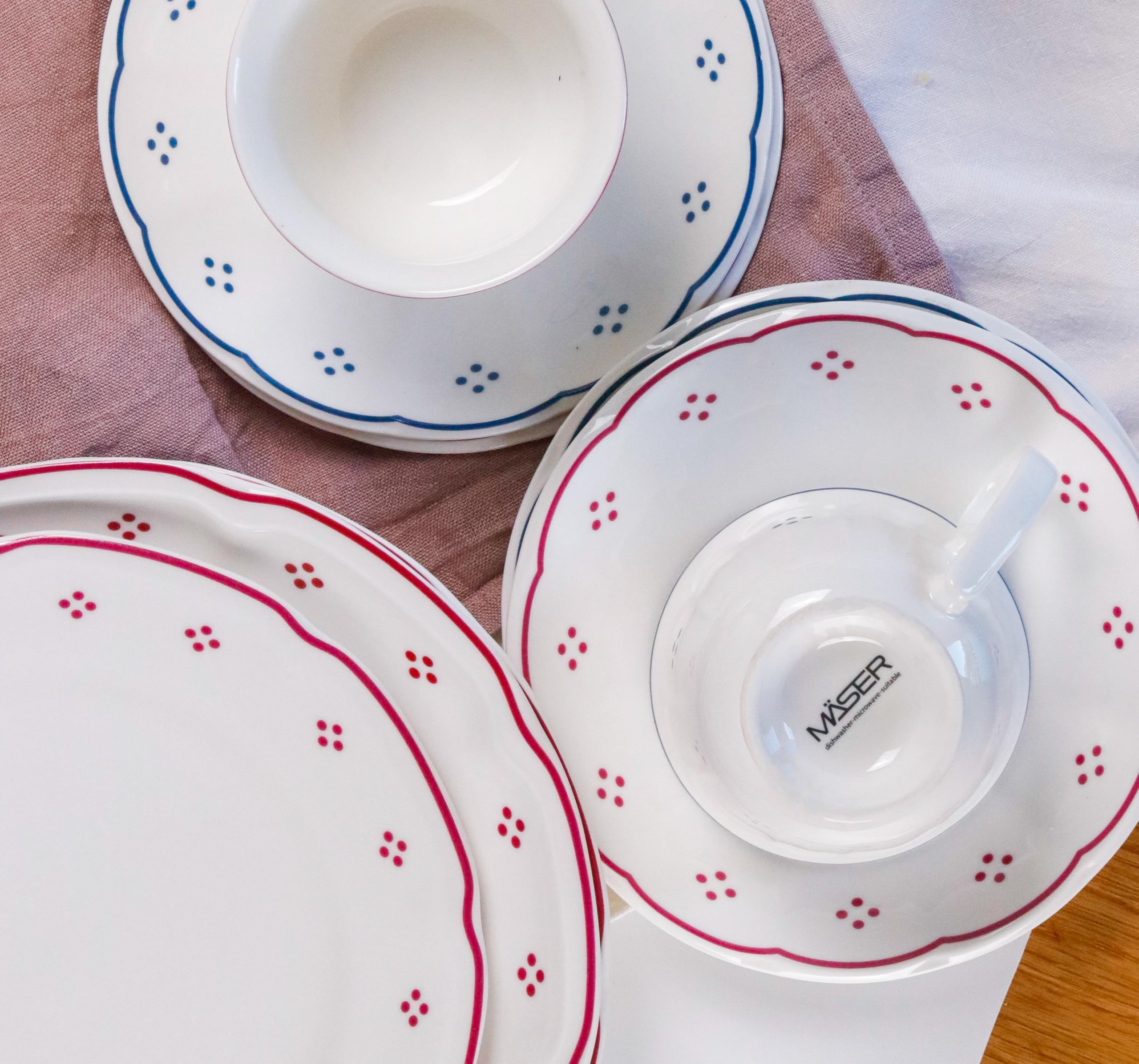 Mäser Seria Lova 18-częściowy serwis do kawy, porcelana – 6 talerzy deserowych 19,5 cm, 6 filiżanek 19 ml i 6 spodków 15,5 cm, czerwony