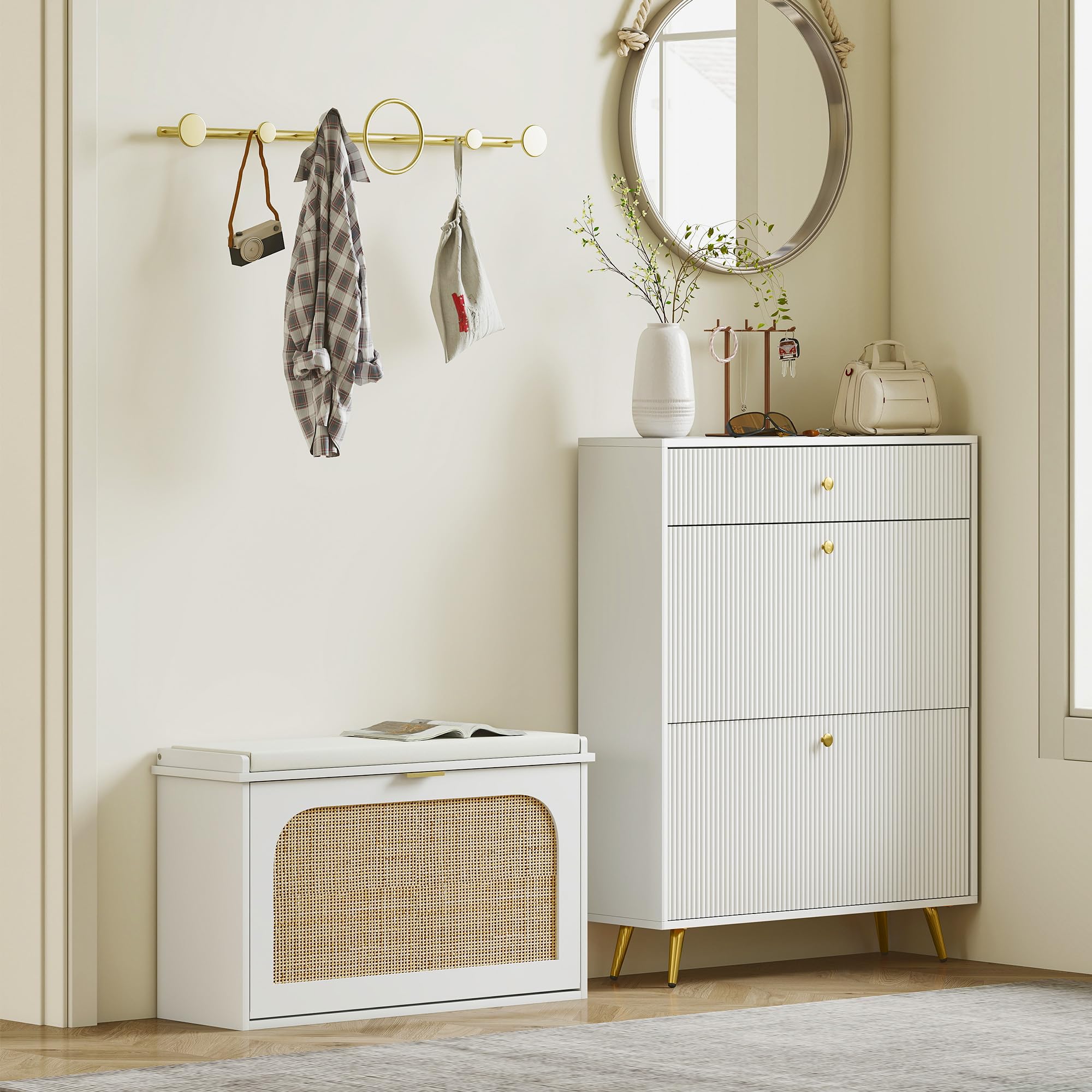 HOMCOM Banco Zapatero Boho con Asiento Acolchado 80x26x47,5 cm Blanco | Banco Recibidor Estrecho, Puerta de Ratán, Cajón Abatible, Estante Ajustable, para 8 Pares de Zapatos