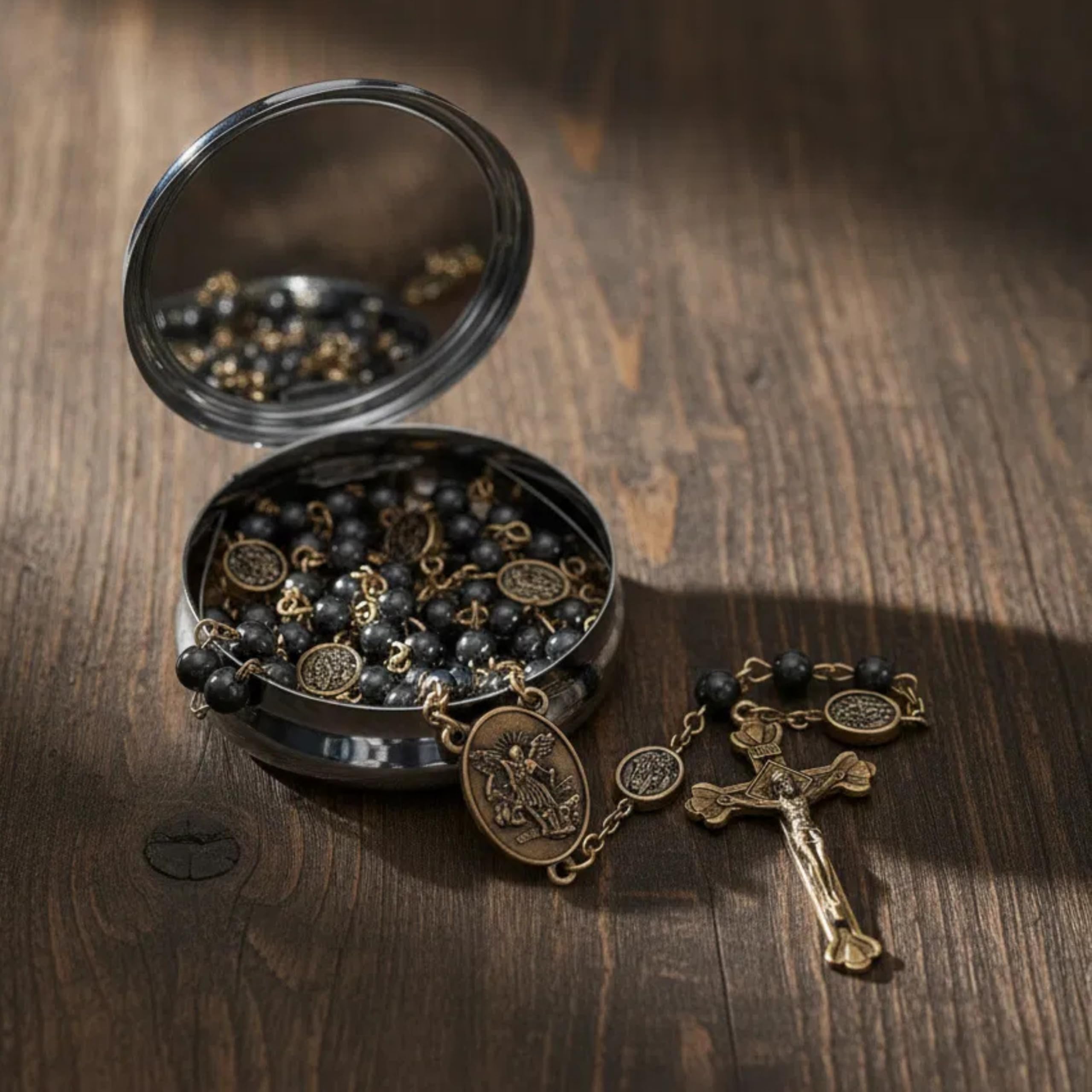 Nazareth Store Rosario de San Miguel, collar de cuentas de piedra de hematita, cuentas de gloria, medalla de arcángel y crucifijo para hombres y mujeres en caja de metal