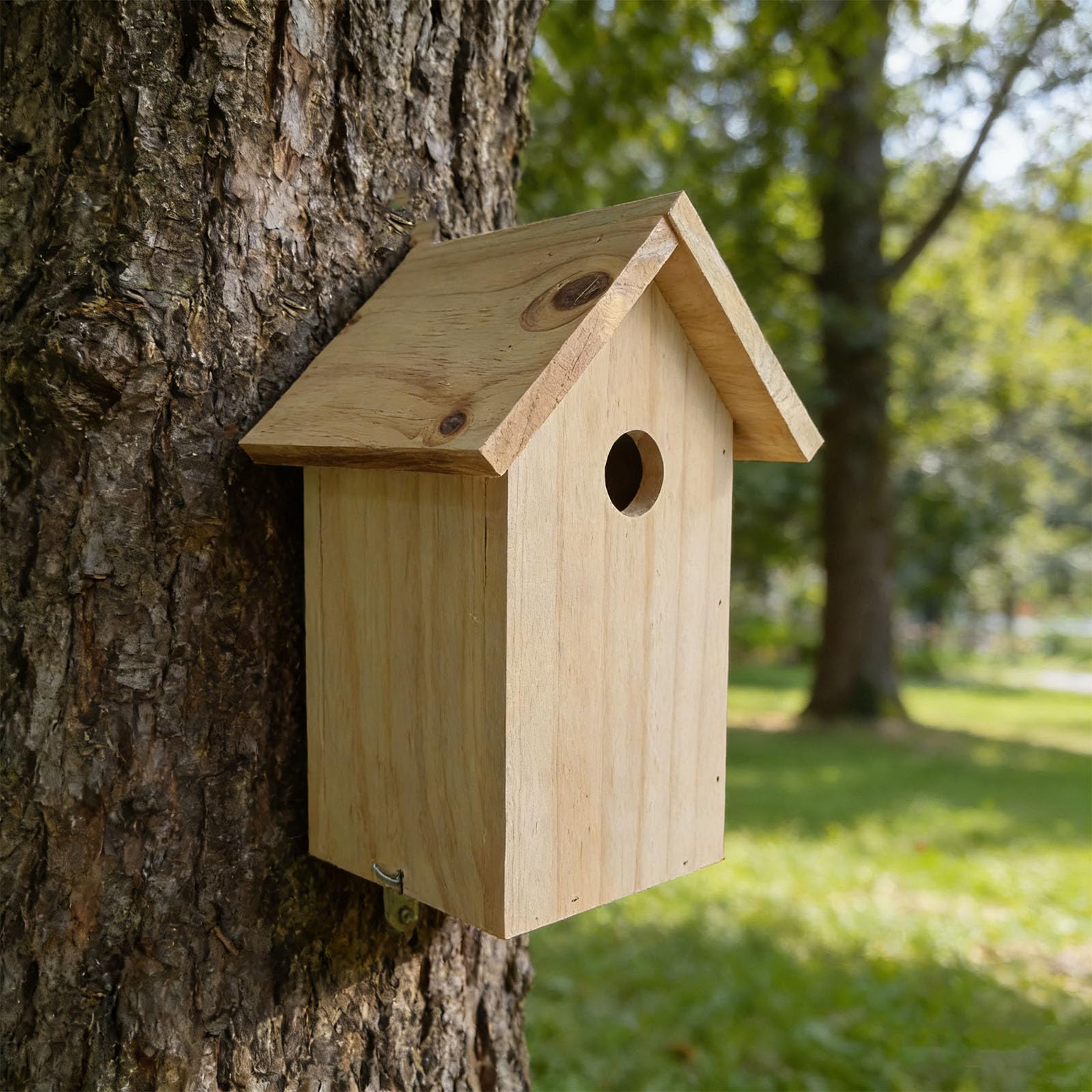 Genérico Casita para Pájaros De Madera Natural, Fabricada En Pino con Un Diseño Resistente A La Intemperie, Superficie Pintada Personalizable, Entrada De 3 Cm + Dimensiones De 26 X 14,5 X 12,3 Cm