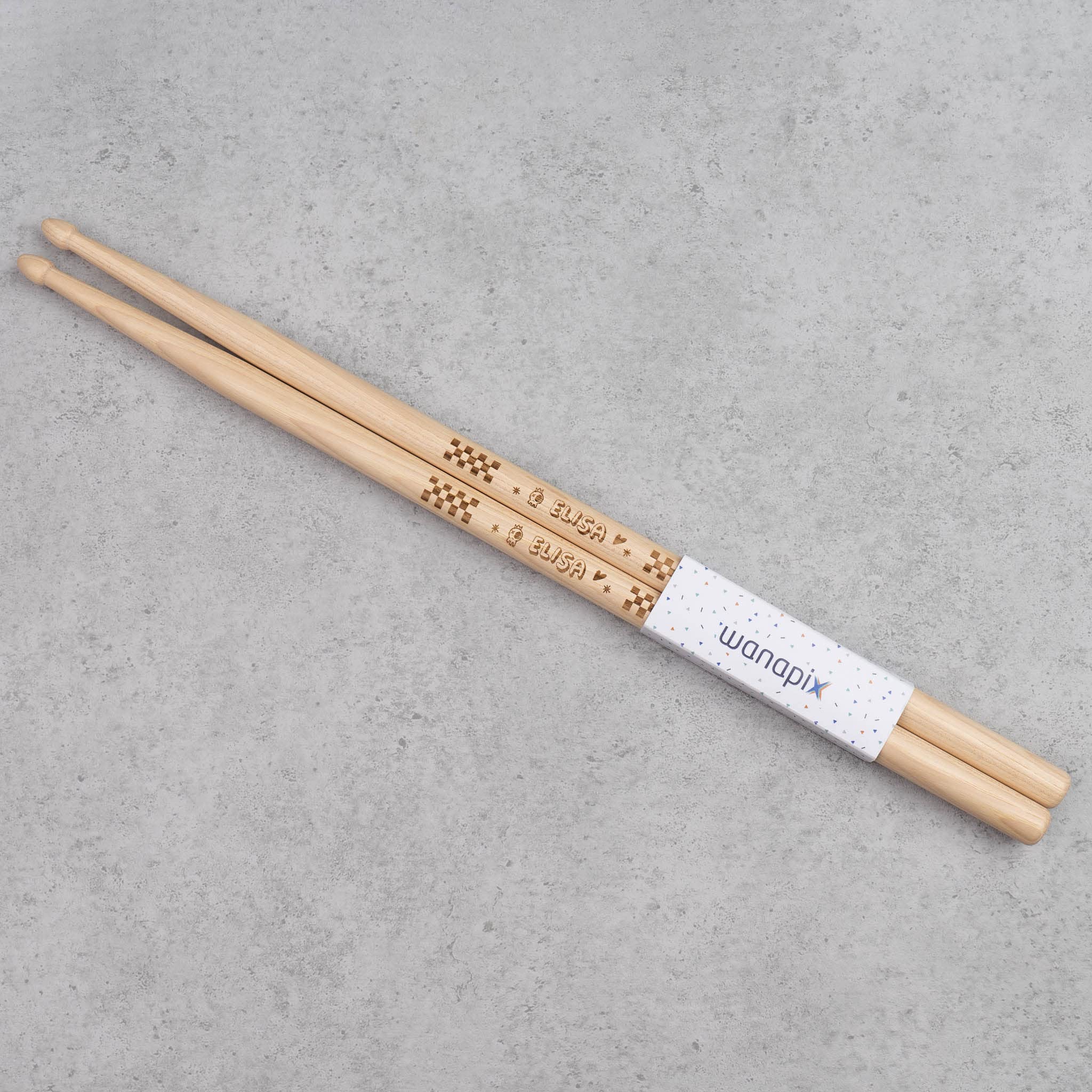 Wanapix | Baquetas Personalizadas con Nombre | Baquetas Bateria Personalizadas | Palillos Tambor | Madera de Nogal | 5A - 1,4ø x 40,5 cm | Texto