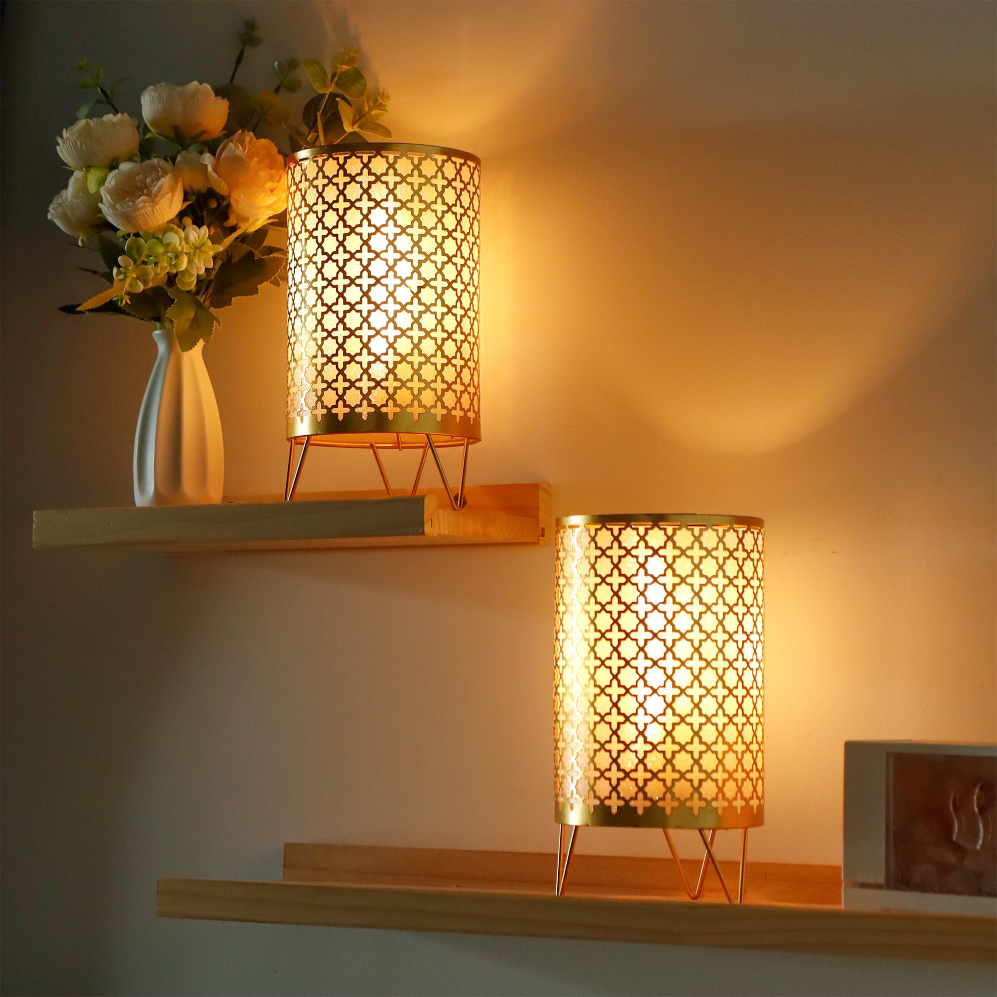 TRIROCKS Marokkaanse Stijl Metaal Tafel Lamp op Batterij 23cm Hoog Decoratieve Draadloze Vintage Lantaarns voor Woonkamer Tuin Yard Patio Feesten Evenementen Binnen Buiten (Zwart met Gouden Borstel