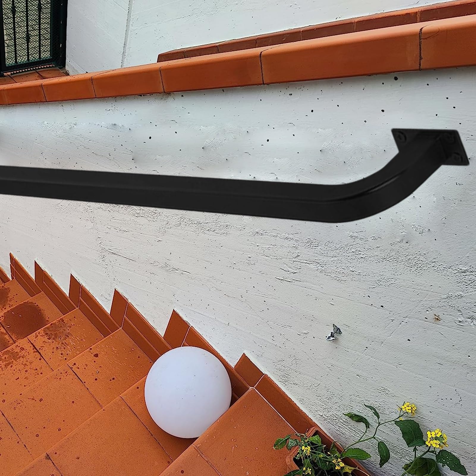Rampe d'escalier extérieure antidérapante contre le risque de chute sur marche en béton