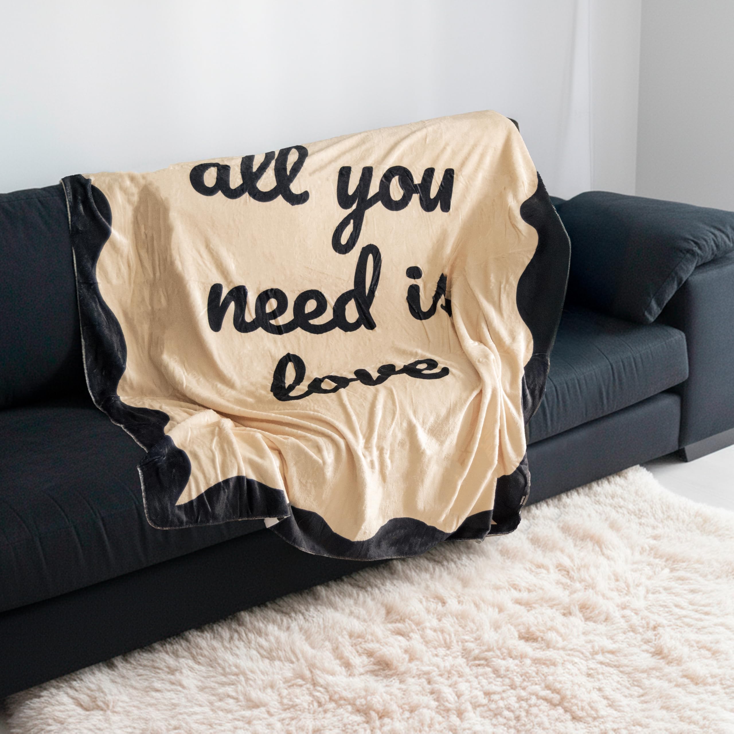 FISURA – Originelles Geschenk für Frauen „All You Need is Love“. Set mit Decke, Hausschuhen und Socken. 3-teiliges Mädchen mit Stil und viel Gemütlichkeit.