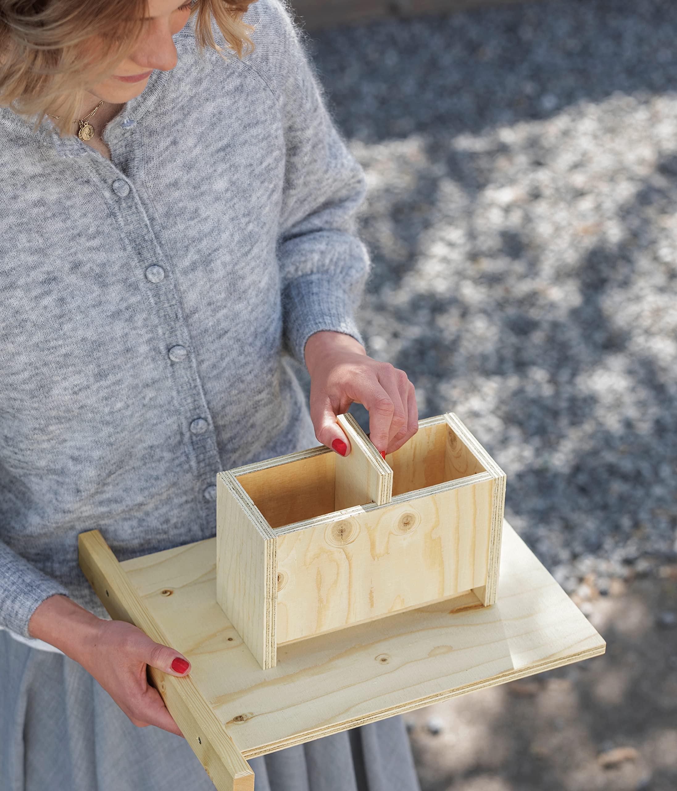 Dehner Natura Wildvogel-Futterhaus Karwendel, mit 4 Knödel-Haken und Futterschublade, 27.7 x 71.4 x 52 cm, Fichtenholz Natur/Blech