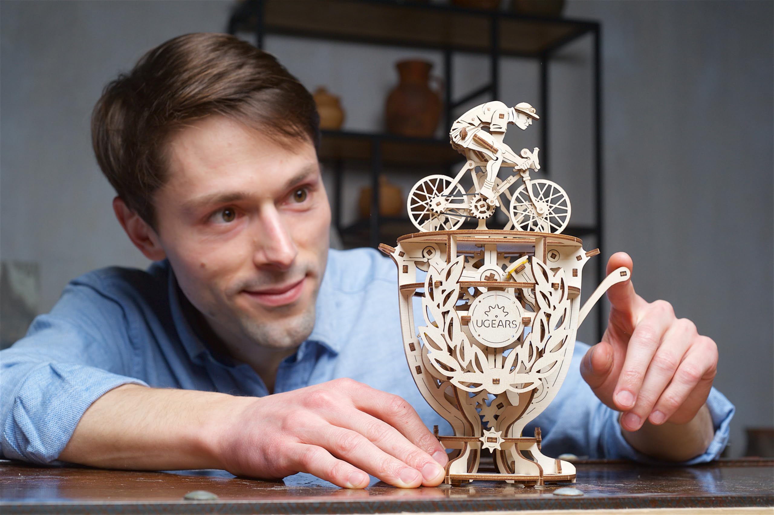 UGEARS Automaton Cyclist Puzzles 3D - Cadeau Fête des Pères Kits de Modèles en Bois pour Adultes à Construire - Classic Tour De France Cup Bicycle Puzzle en Bois - Puzzles 3D en Bois pour Adultes