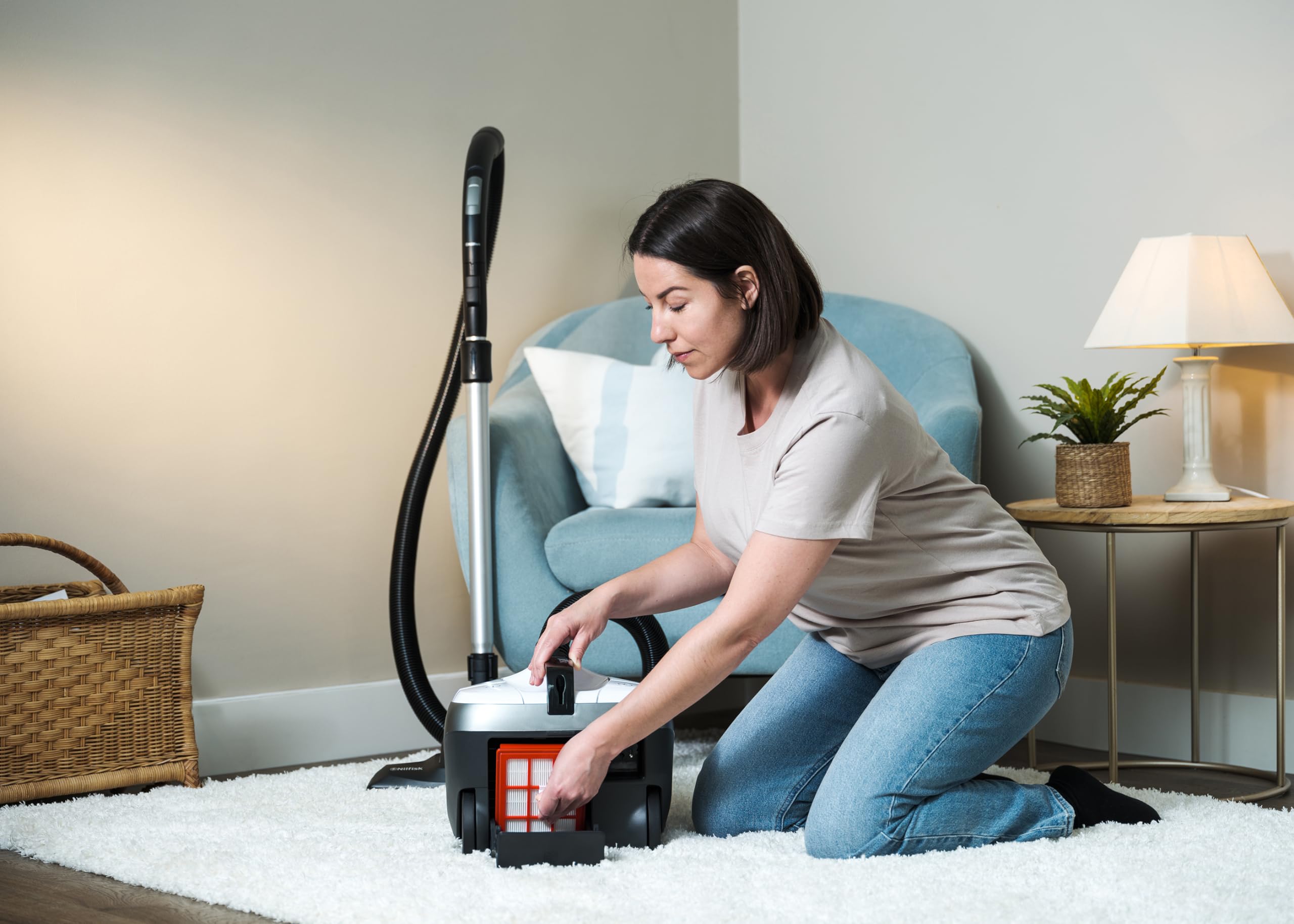 Nilfisk Aspiradora Select para Suelos y Alfombras - Aspirador de Trineo Anti-Alérgenos con filtro HEPA, Elimina el Polen de Suelos y Aire - Negra (BLSU13P08A1)