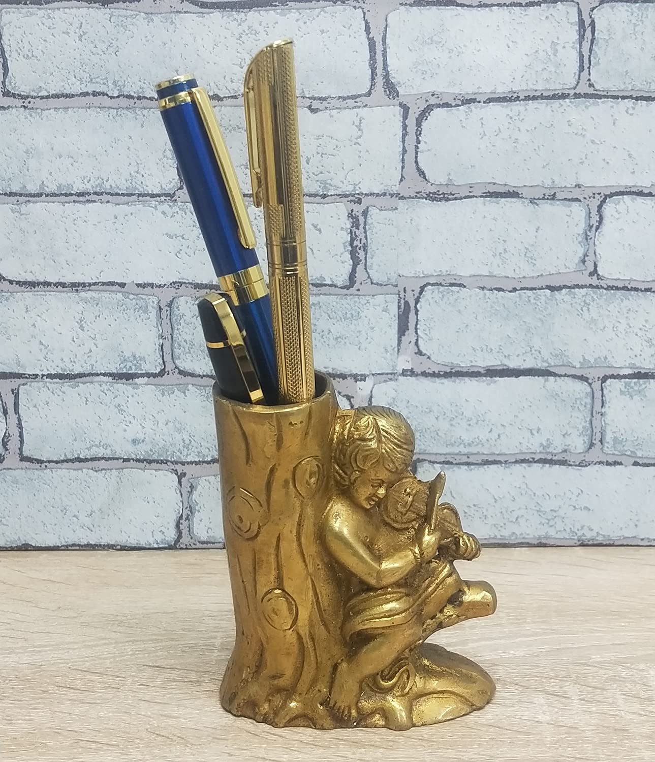 ARTVARKO Portapenne in ottone con albero con un ragazzo che suona il violino Showpiece fermacarte per tavolo da ufficio elegante supporto fantasia per uomini donne ufficio casa decorazione regalo