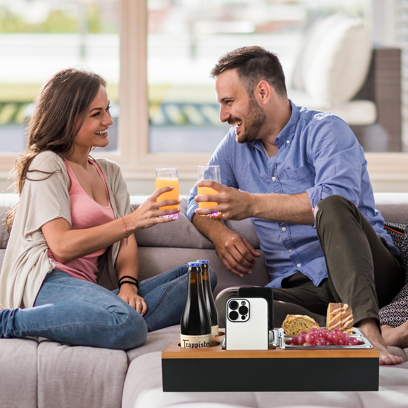 Vassoio da Divano, Euakee Porta Snack da Divano in Legno con Due Ciotole Snack Inossidabile e Portabicchieri, Vassoio da Portata Adatto per Divano del Soggiorno Picnic del Ristorante