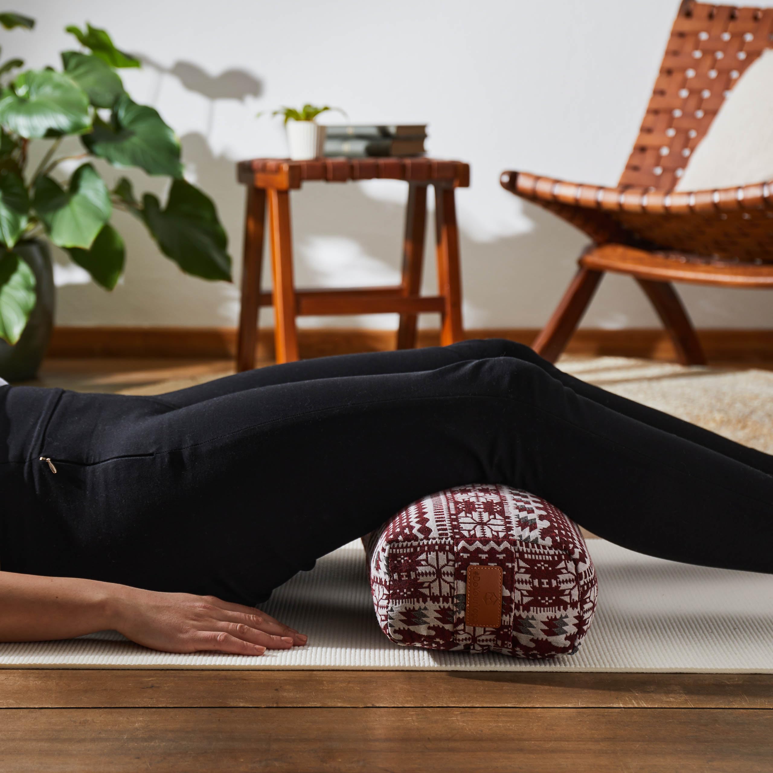 Bolster yoga angolare »Paravati« con pula di farro bio/ Lung. ca 67cm e ca. 13cm Altezza - ideale come cuscino yoga/cuscino zafu/cuscino meditazione/supporto meditazione. 100% cotone- marrone terra