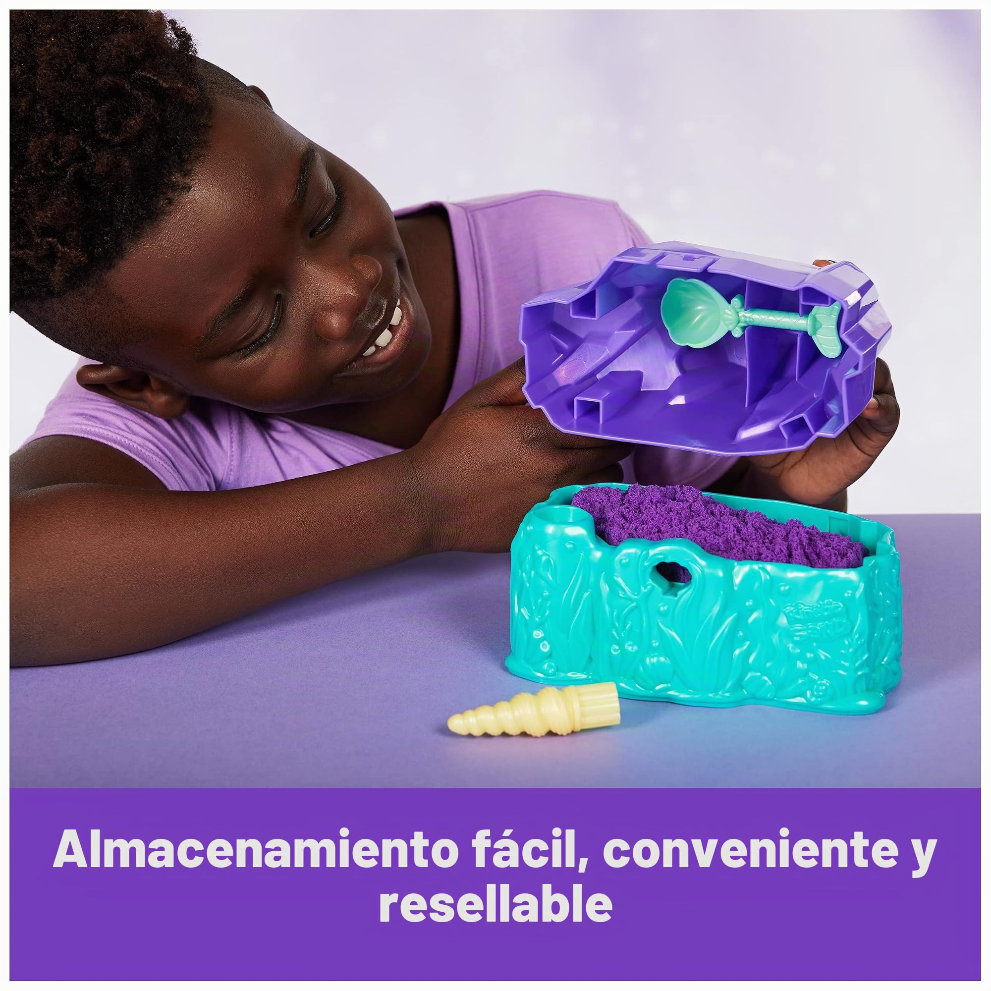Kinetic Sand, Juego de cristal de sirena, 481 g de arena de juego, arena brillante dorada, almacenamiento y herramientas, juguetes sensoriales para niños a partir de 3 años