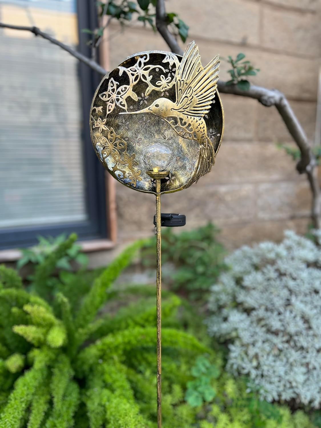 Hummingbird Solar Light Garden Outdoor Decoration Hollow Carving Flowers Crackle Glass Ball Metal Stake for Pathway Patio Lawn Yard Mother Gift (Daisy Hummingbird), Antique Brass, MX202318