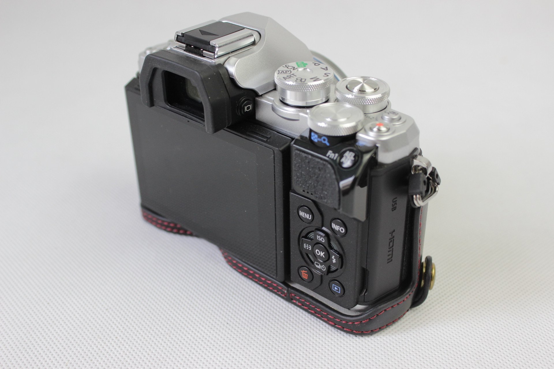Kinokoo PU-Leder Half Case Für Olympus E-M10 Mark III – Untere Schutzhülle, Schwarz, Inkl. Reinigungstuch