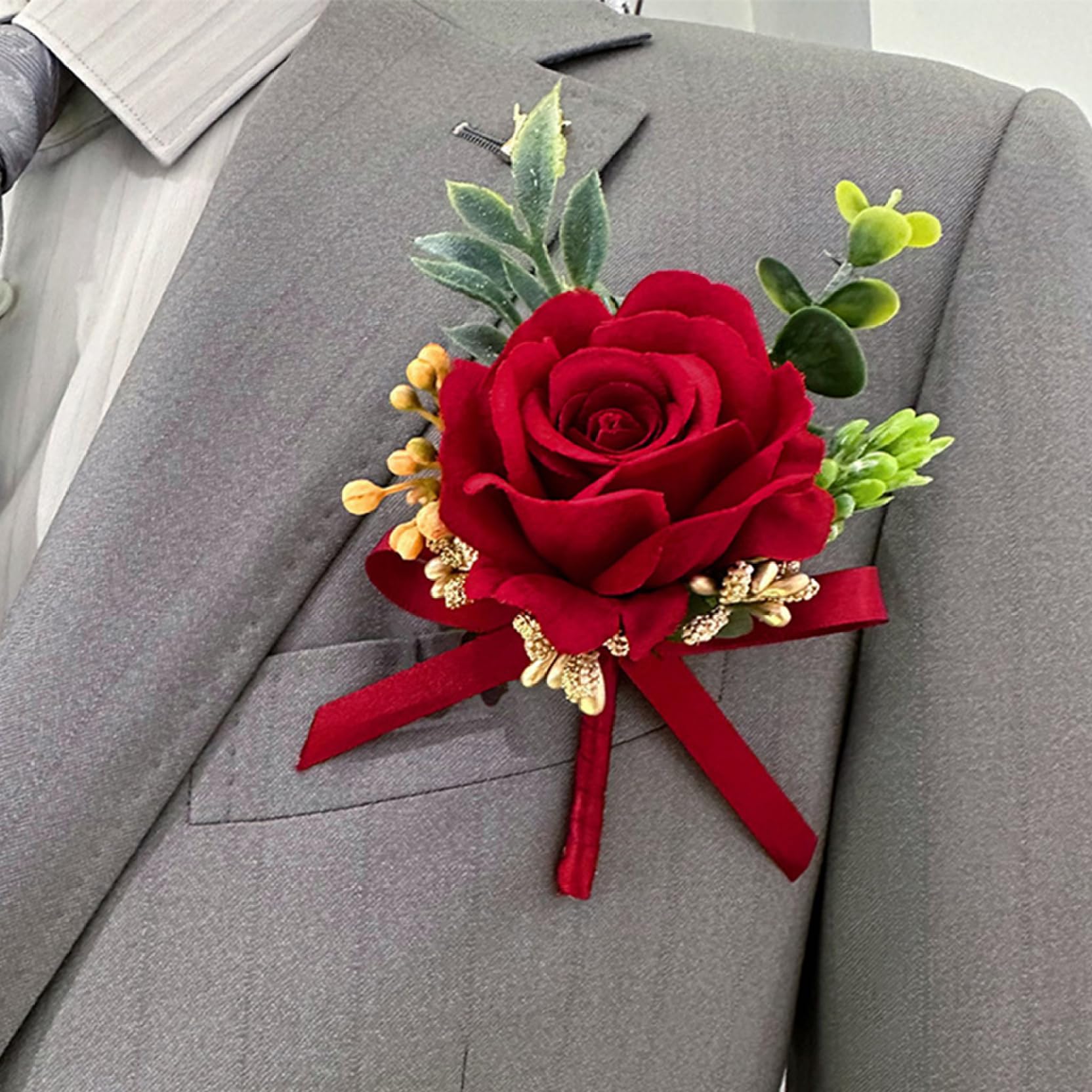 Lot de 6 Boutons de Roses Rouges pour Homme Exquis boutonnière Romantique avec épingle 5x3,5 Pouces Fleurs artificielles décoratives pour Mariage Bal Anniversaire fête