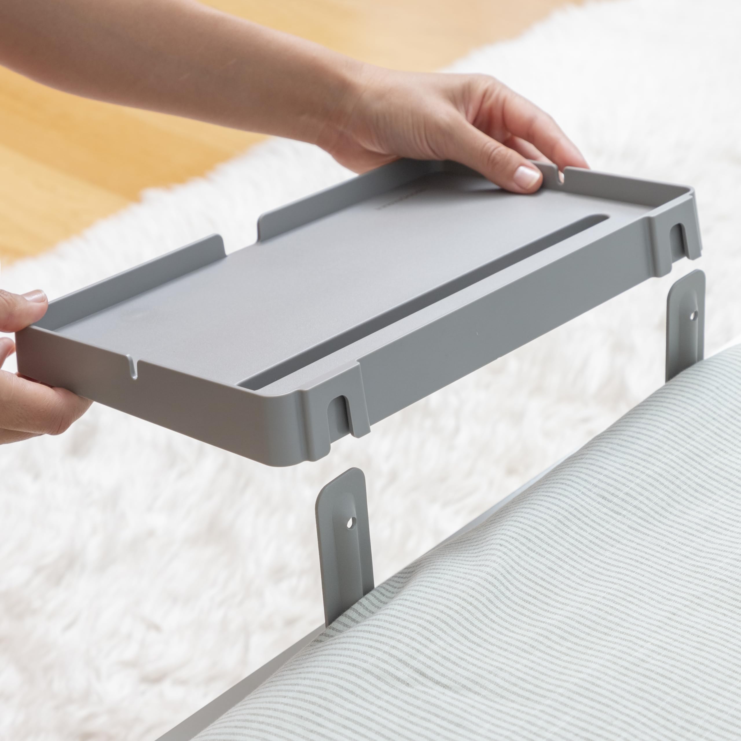 InnovaGoods® Scaffale Universale Bedten per Letto, Multiuso con 3 Ripiani, Regolabile, Pieghevole, Ideale per Libri, riviste, Piante, Giocattoli, Colore Grigio.