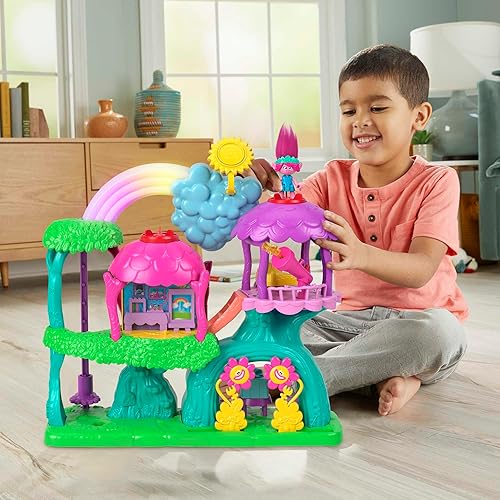 Miniatura 2 de Fisher-Price Imaginext DreamWorks Trolls - Juego de luces y sonidos de juguete Rainbow Treehouse y figura de amapola para juegos de simulación,