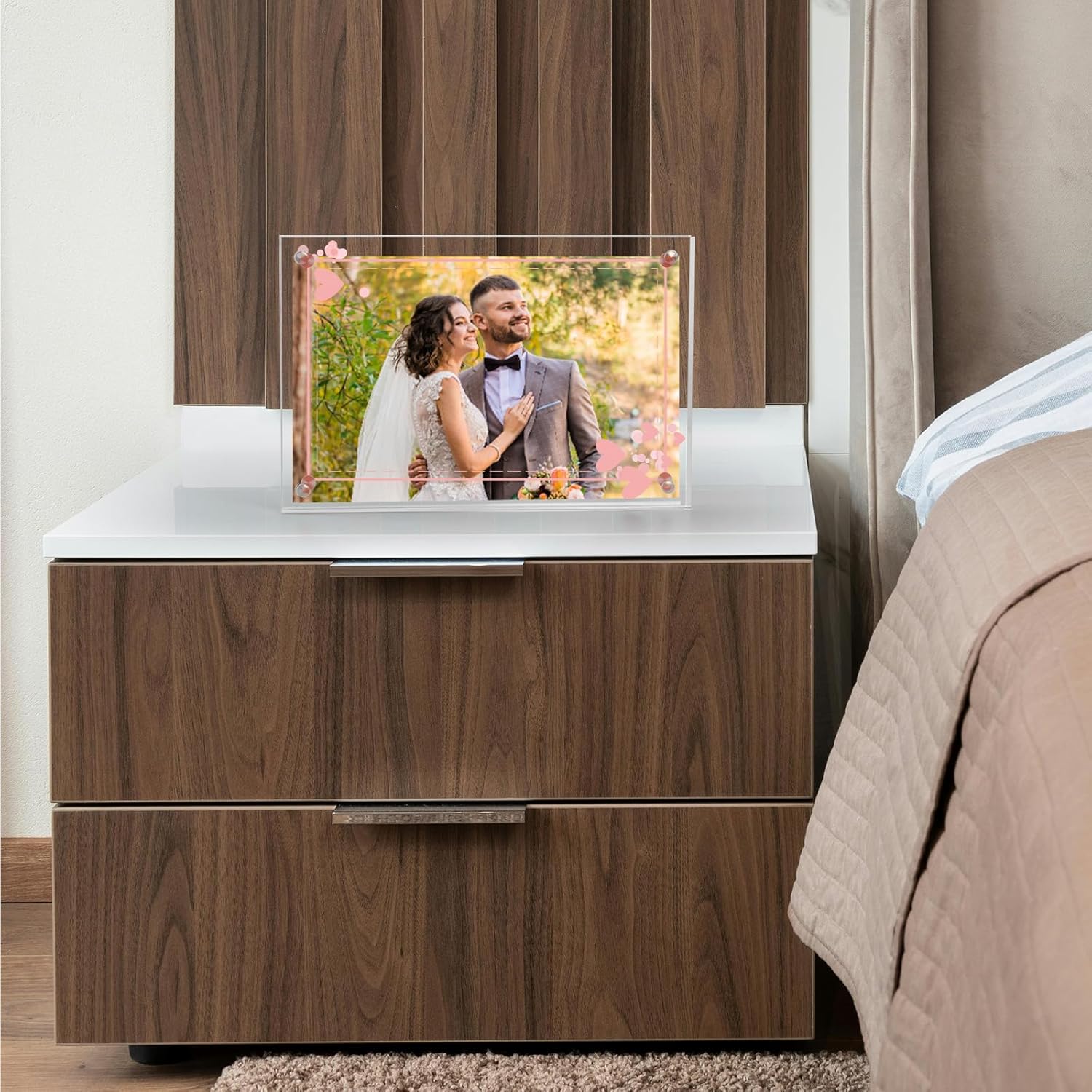 4x6インチのアクリル写真フレーム、絶妙なレース模様、厚さ10mmの透明自立型両面フレームレス磁気デスクトップフレーム。