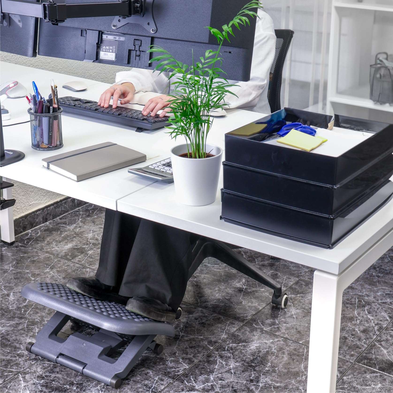 Raylu Paper – Reposapiés, Reposa pies de Oficina Ajustable en 3 Niveles, Reposapiés de Escritorio Ergonómico, Antideslizante y Efecto Masaje. Apoya Pies para Trabajo y Teletrabajo. (Modelo 20)