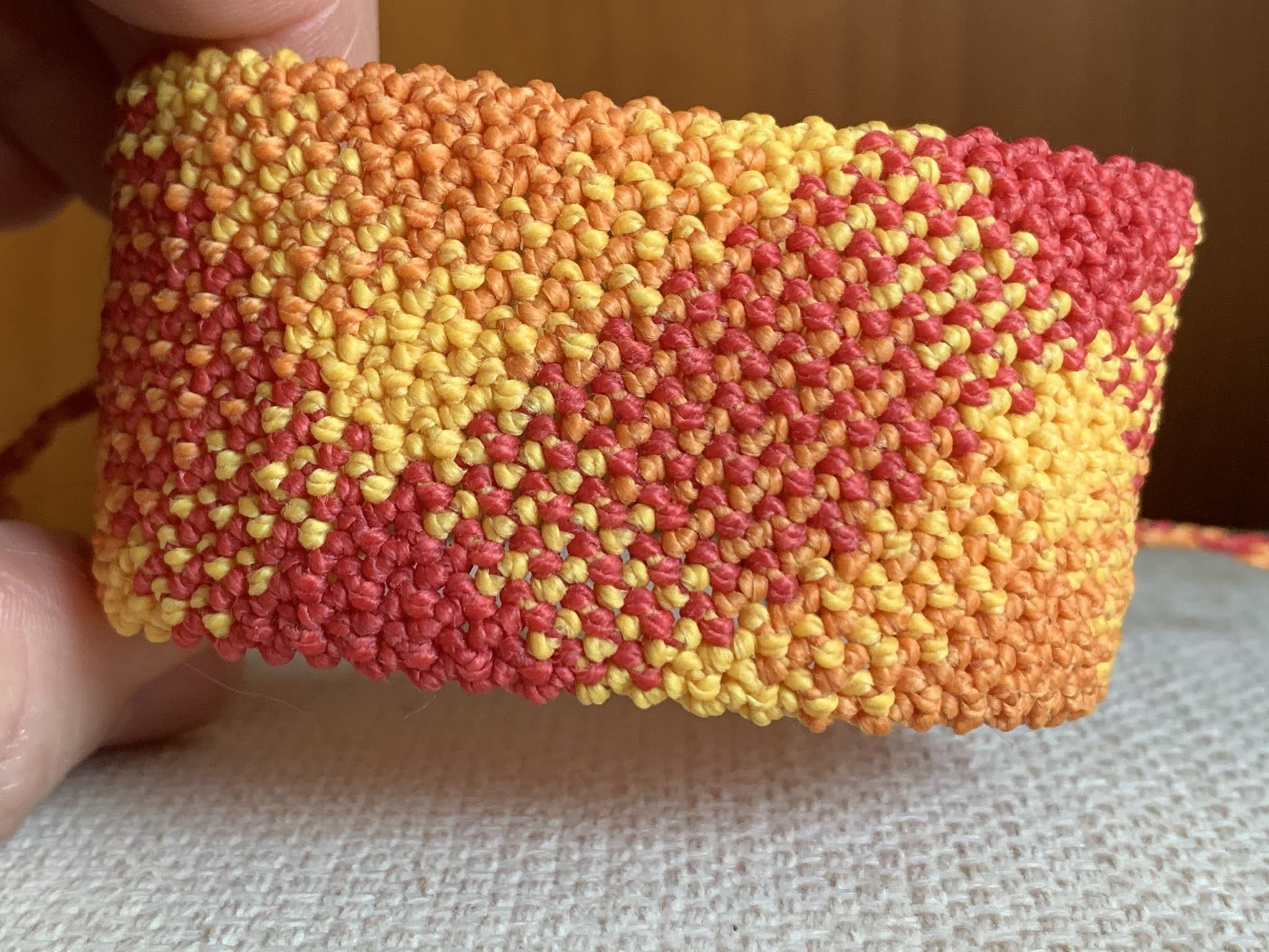Pulsera artesanal chico o chica colores fuego hecha a mano con hilo encerado, cierre ajustable