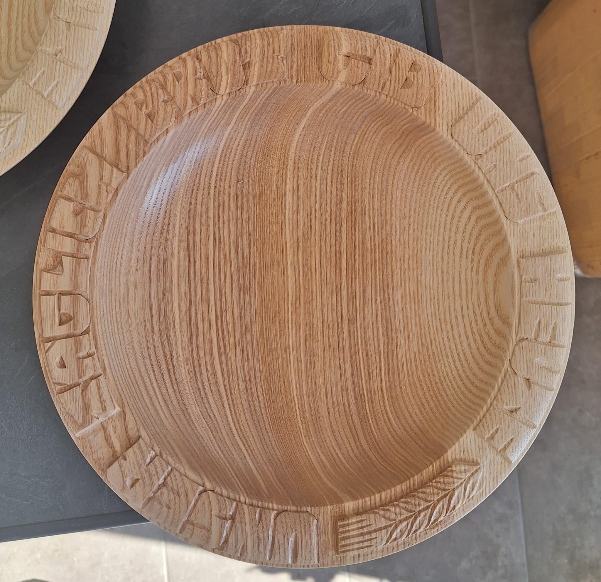 CleanPrince BROTSCHALE AUS KIRSCHBAUM ca. 30-31 cm Brotteller handgeschnitzt mit eingeschnitzem Text UNSER TÄGLICH BROT GIB UNS HEUTE,