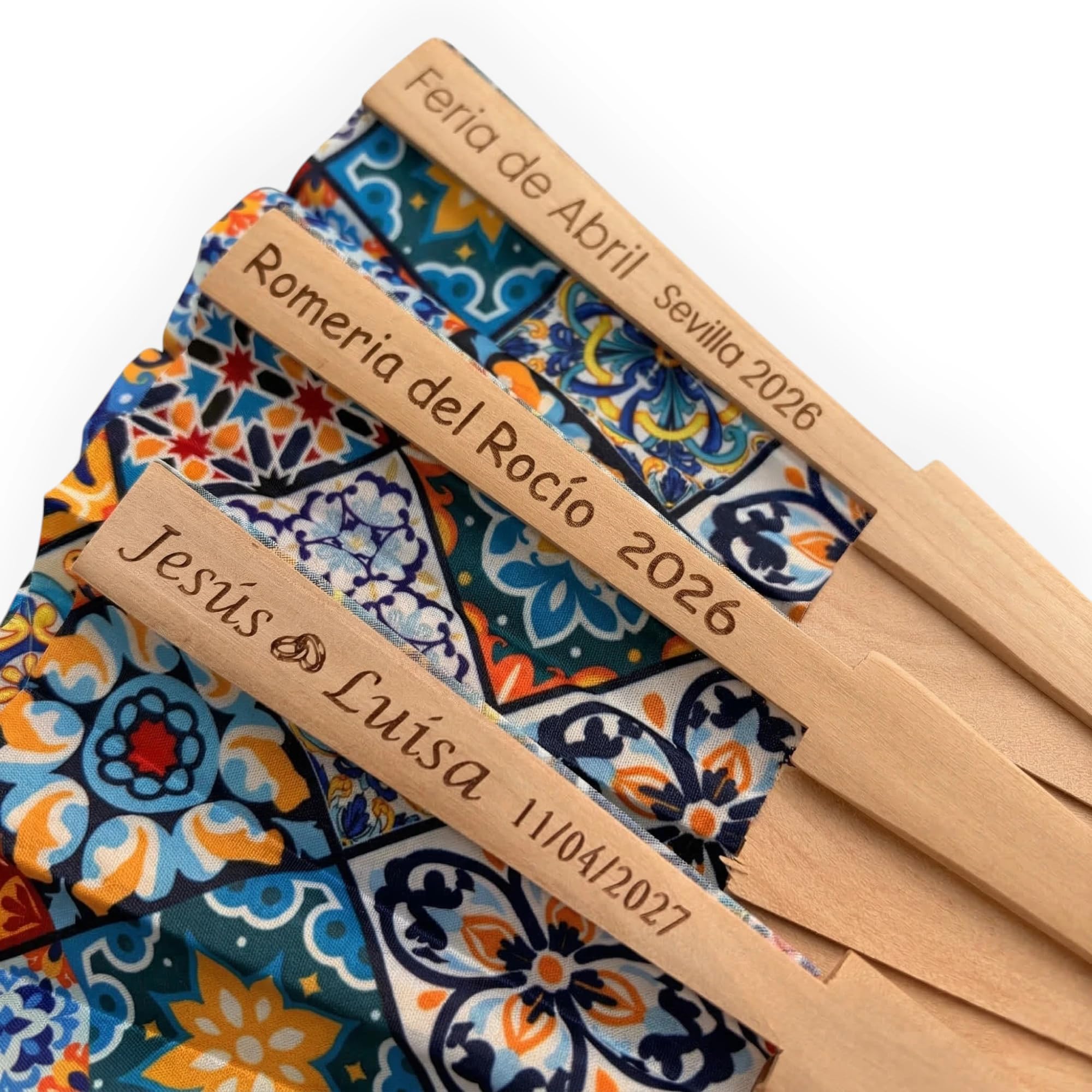 Regalo Grabado Pack de 15 Abanicos Personalizados Madera y Tela Mosaico | Pack de 15 abanicos de madera y tela con estampado mosaico, grabado con texto de 2 líneas o diseño de alianzas.