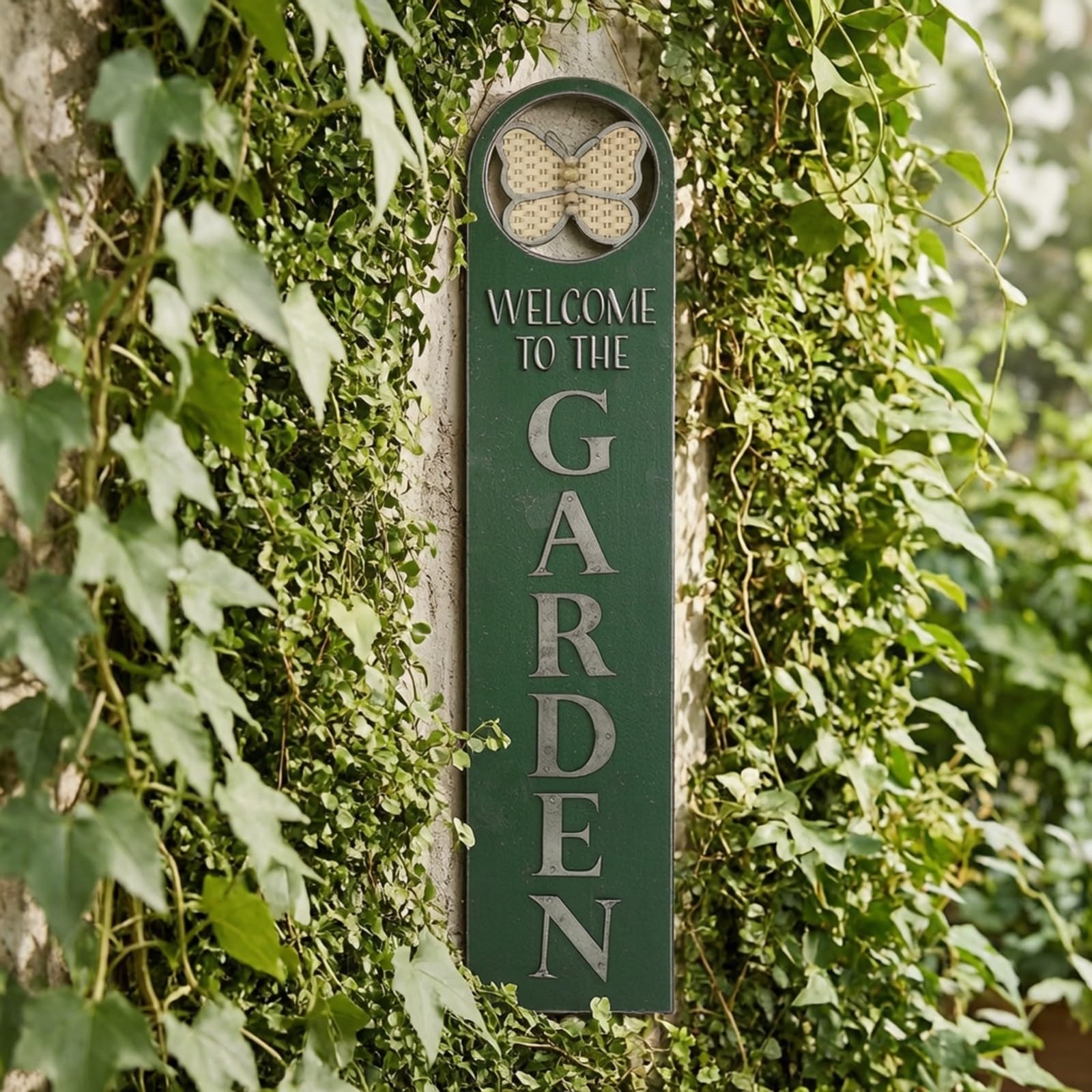 Vertikales schild aus mit Schmetterling Verzierung Willkommensschild mit Erhabenen Buchstaben Und Antikem Finish für Haustür Gartenmauer Und Sitzbereich
