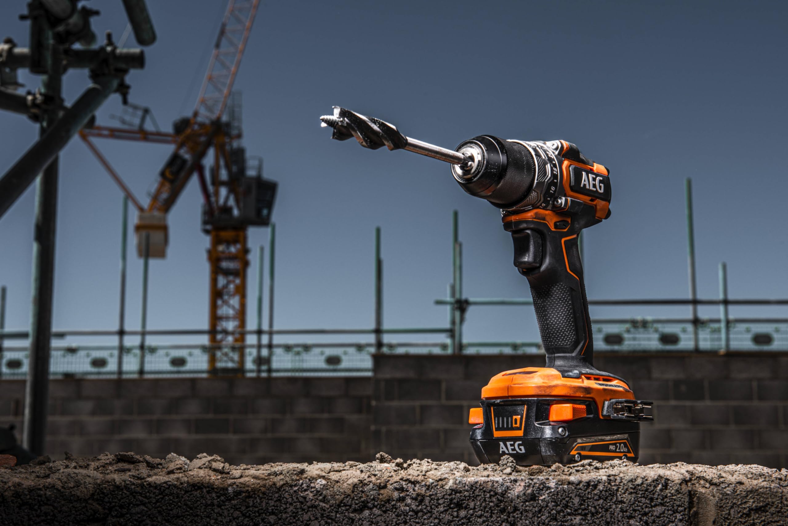 AEG - Trapano avvitatore SUBCOMPACT 18 Volt BRUSHLESS, 65 Nm, consegnato in valigetta con 2 batterie da 2,0 Ah e caricatore - BS18SBL-202C