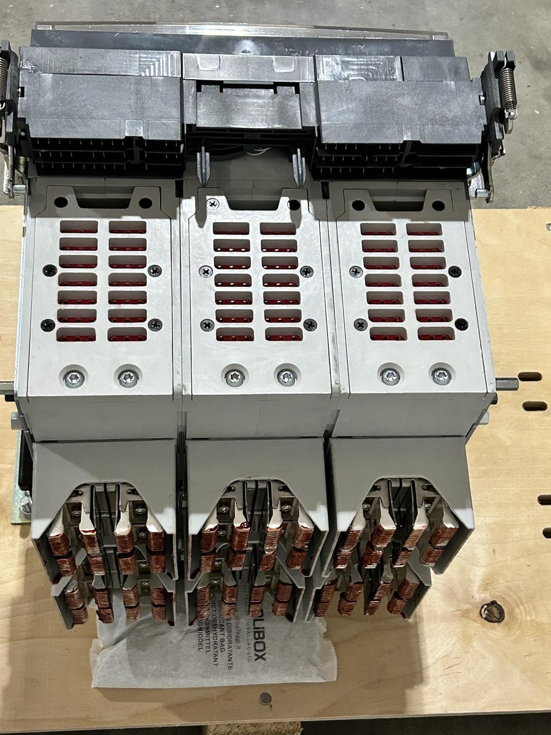 മുകളിൽ view of the ABB SACE EMAX2 E2.2 H 1600 Air Circuit Breaker showing the three main connection points with copper busbars